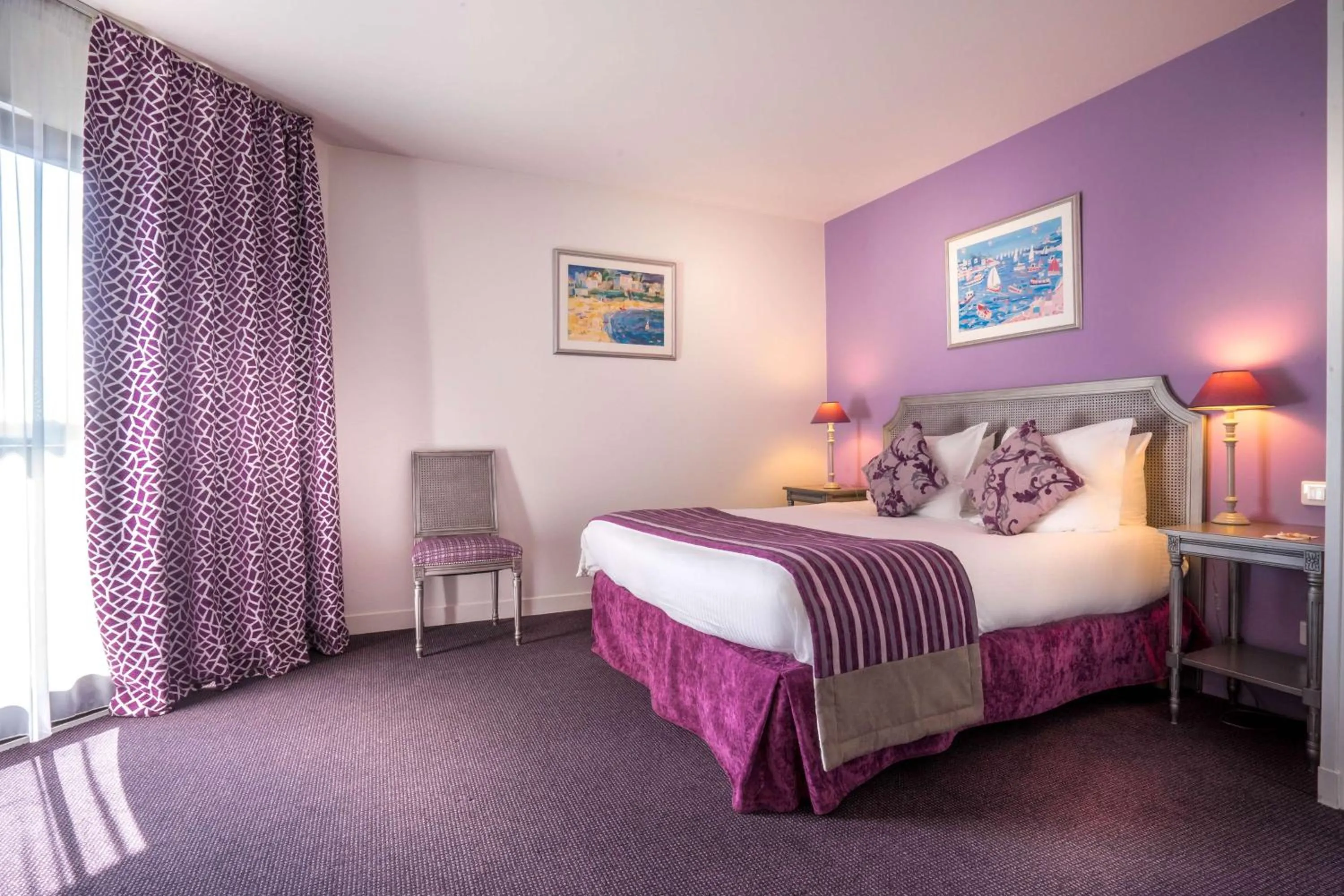 Photo of the whole room, Bed in Best Western Plus Hostellerie Du Vallon