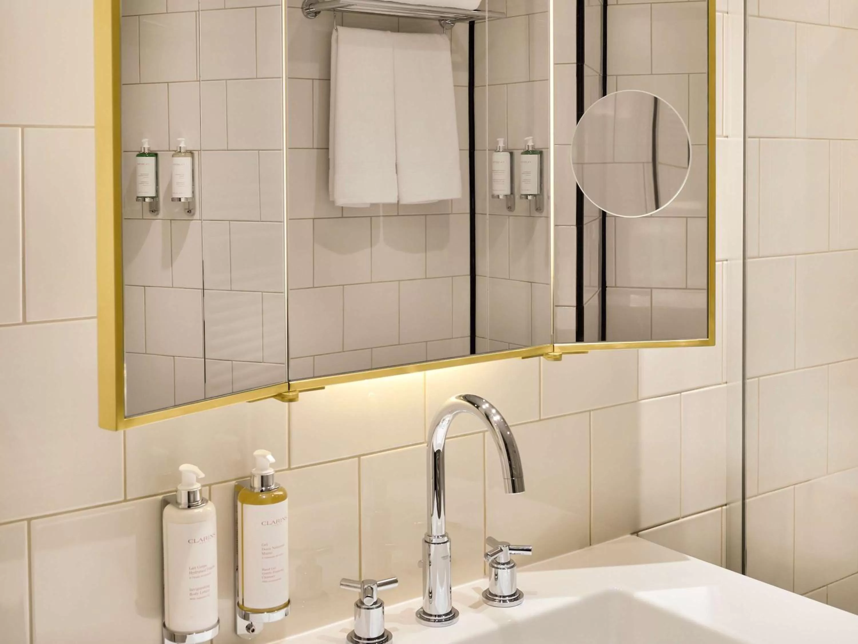 Photo of the whole room in l'Echiquier Opéra Hotel Paris - MGallery Collection