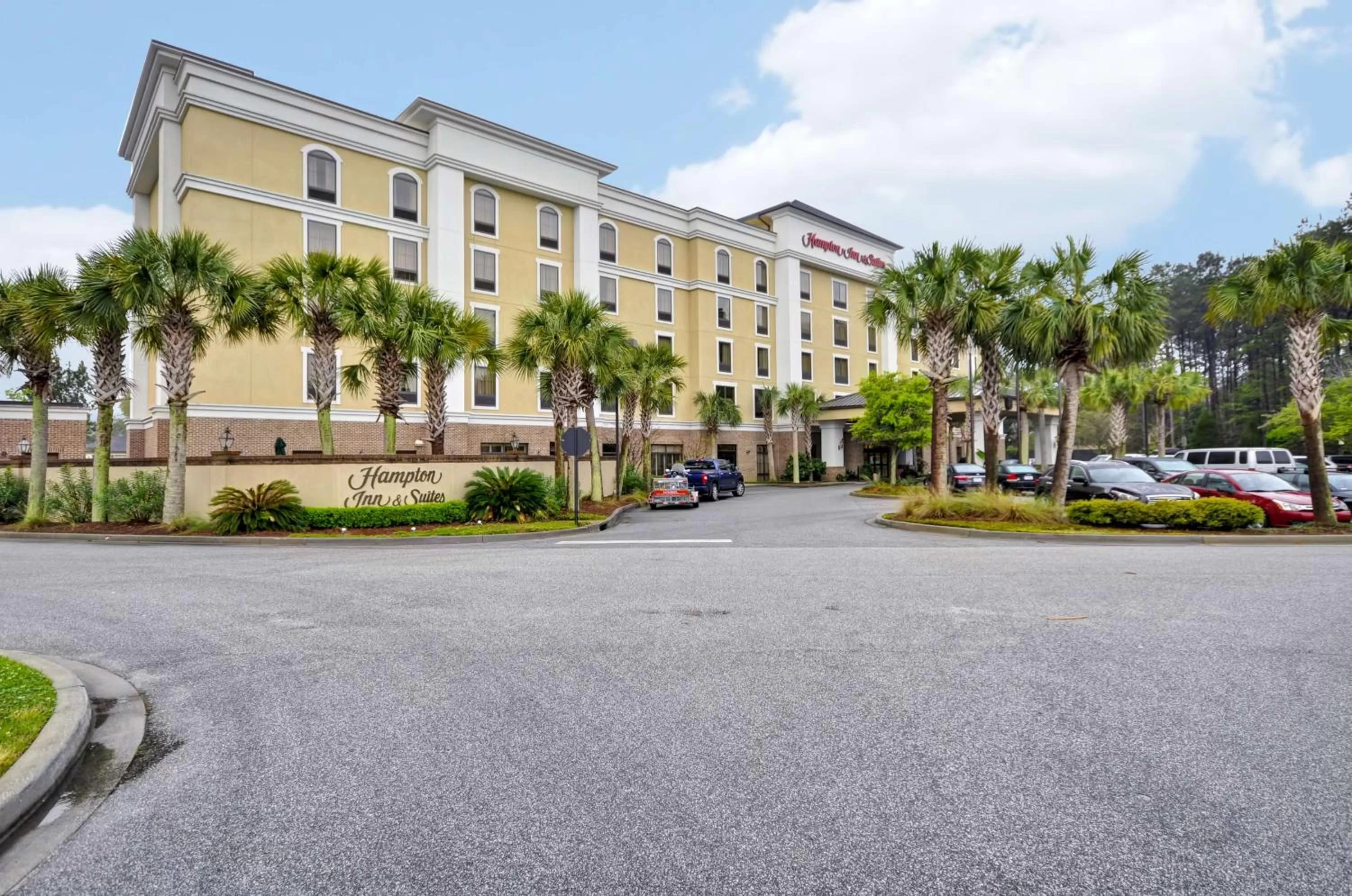 Property building in Hampton Inn & Suites North Charleston-University Boulevard