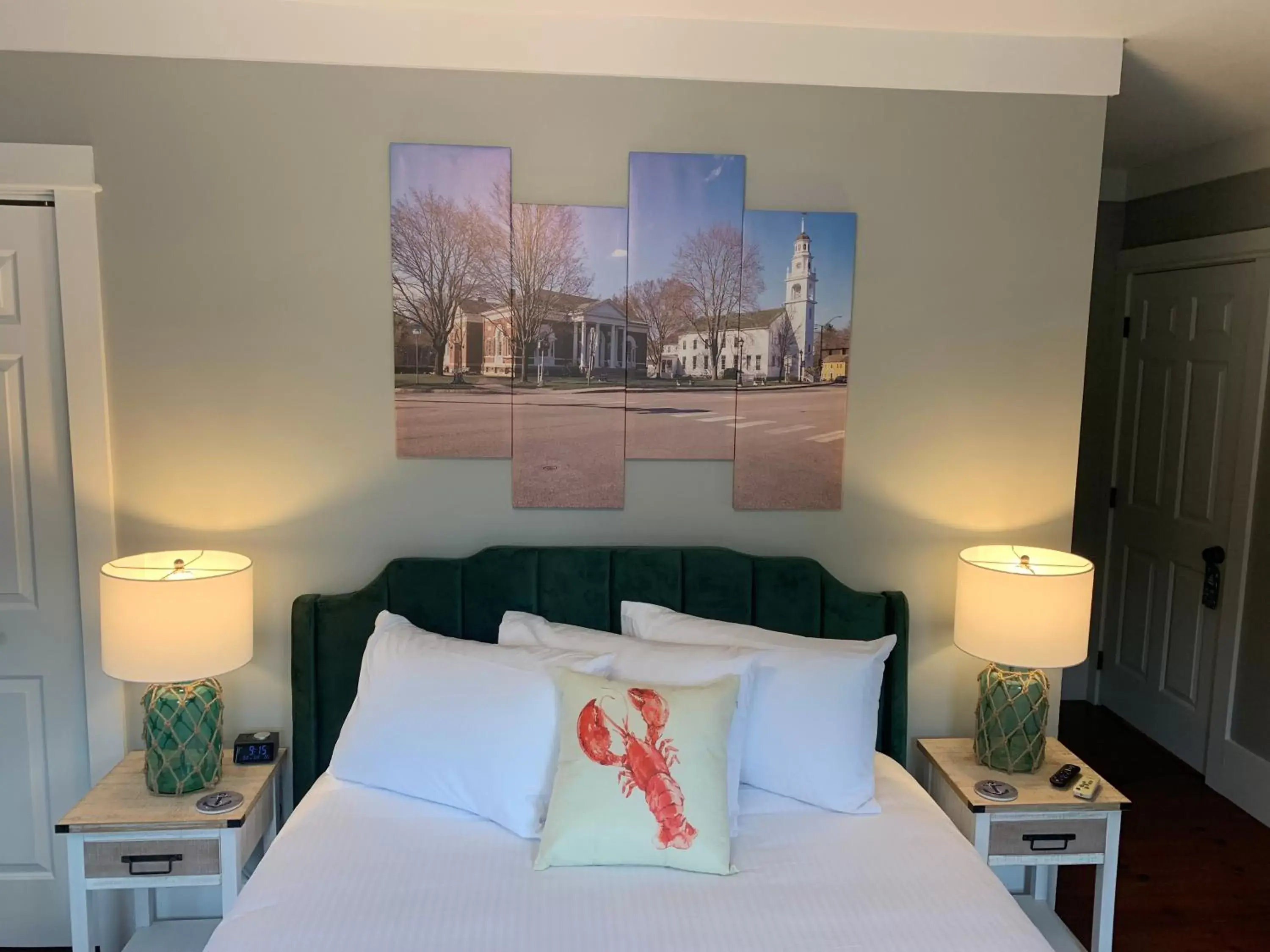 Deluxe Queen Room in White Sails Inn Deluxe Queen Room in White Sails Inn