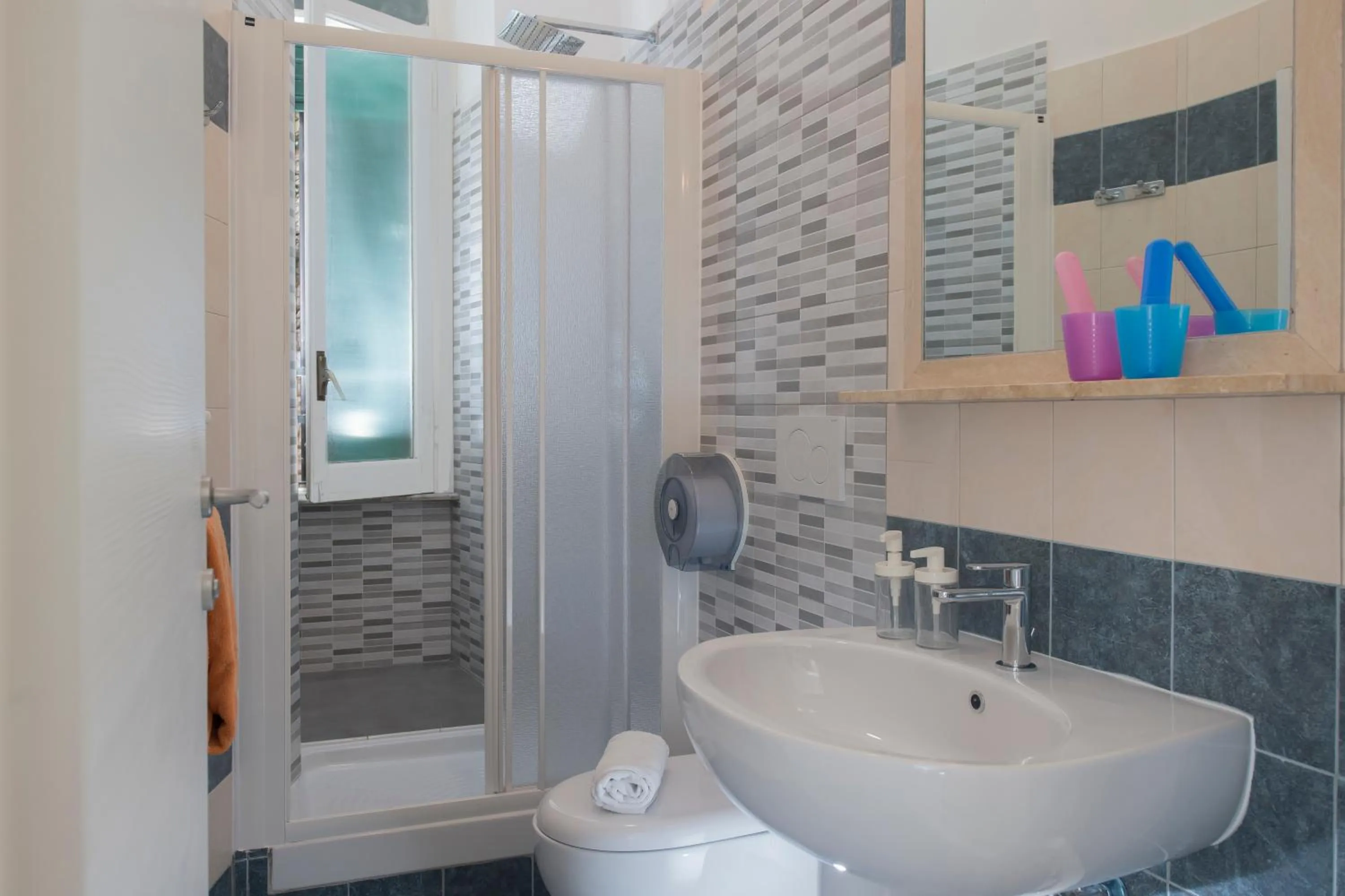 Bathroom in Budget Rooms Des Arts