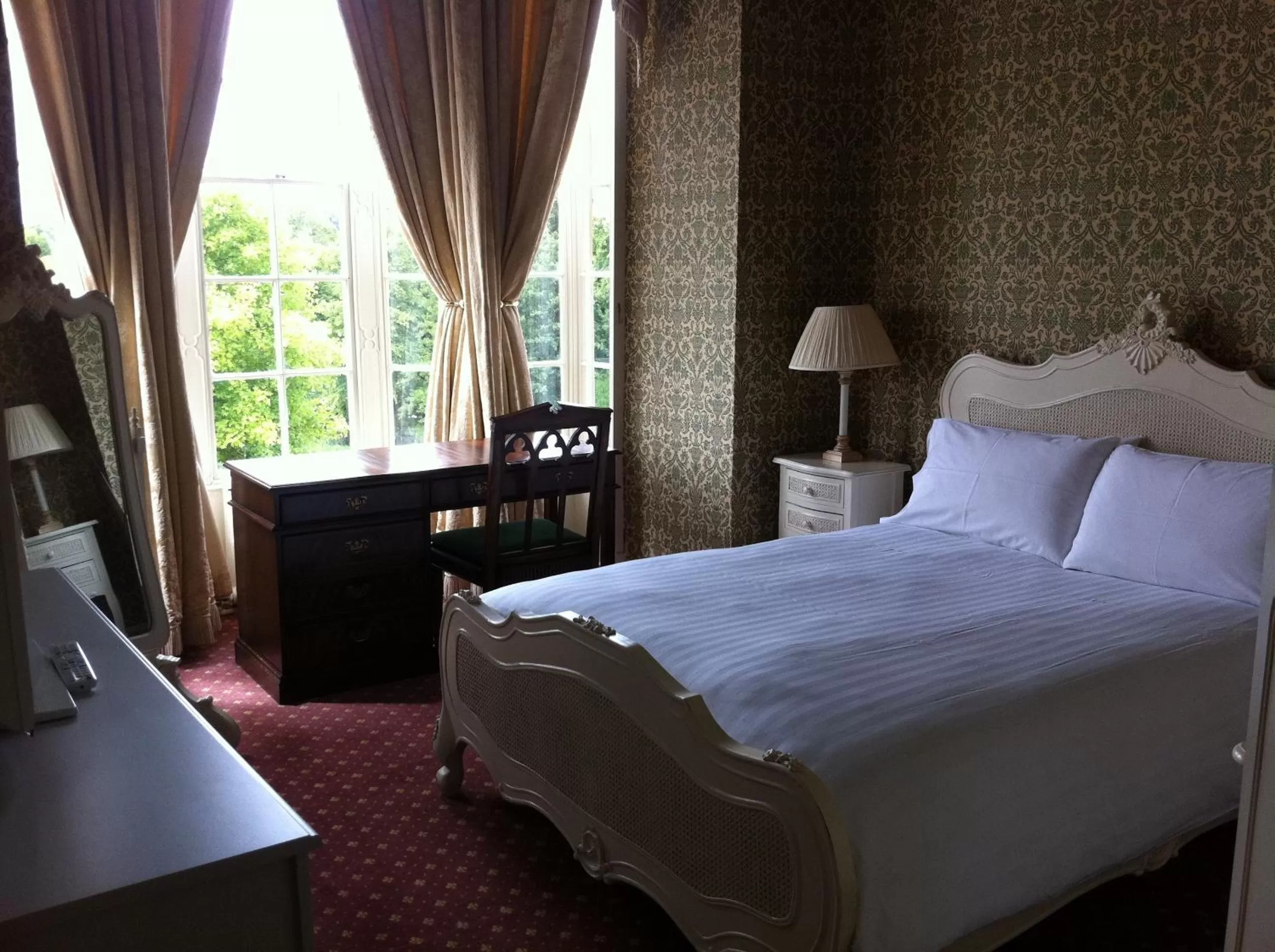 Bed in Donnington Grove Hotel & Golf Club