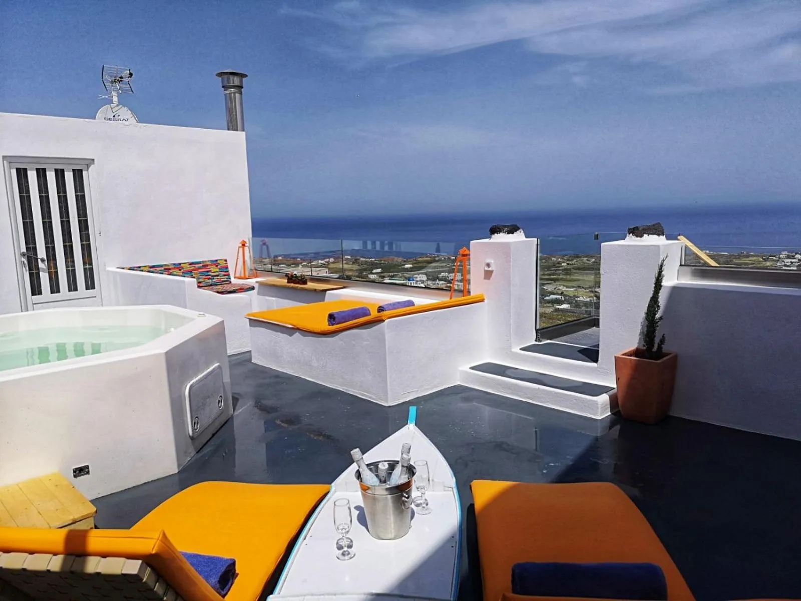 Hot Tub in Amerisa Suites & Villa