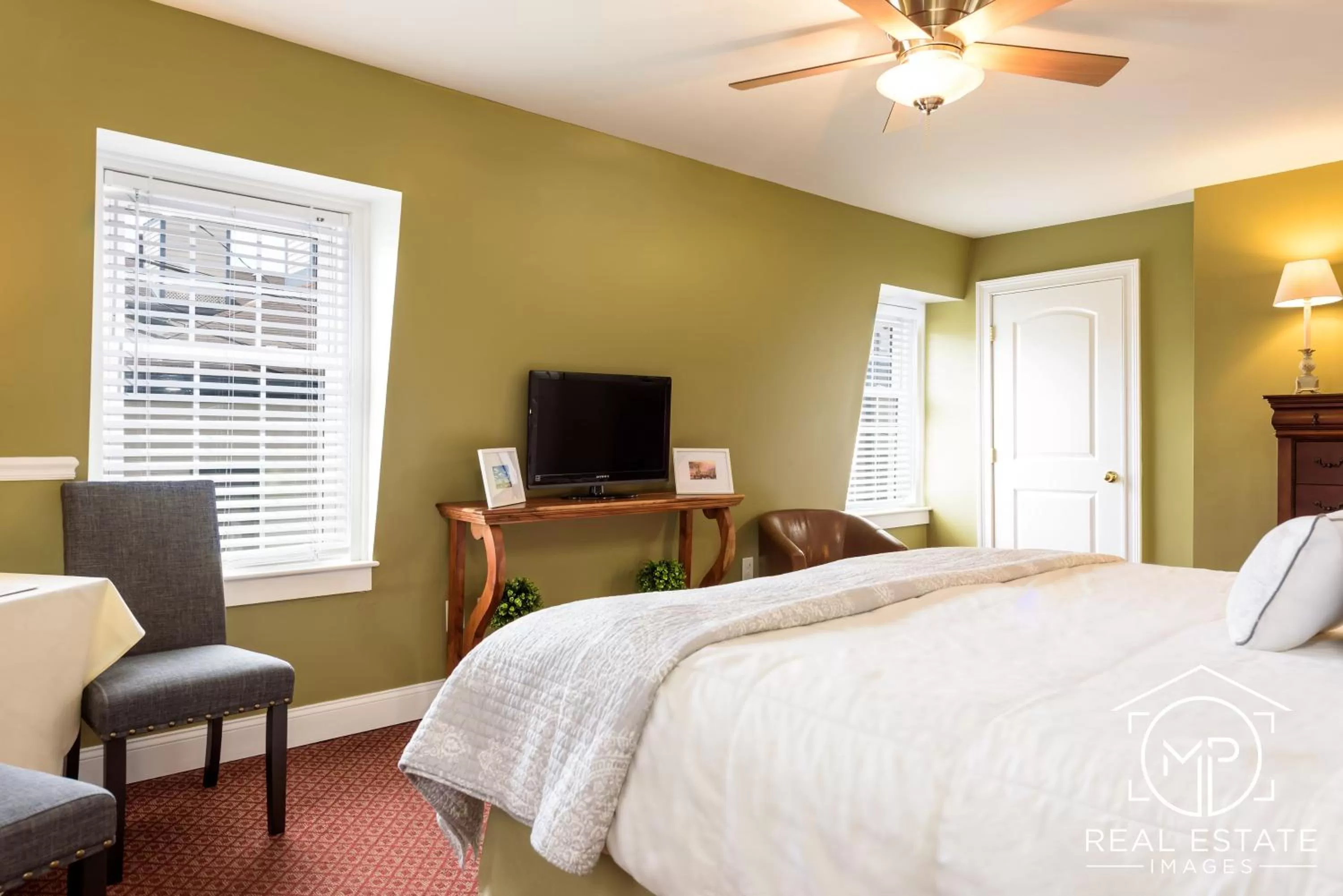 Photo of the whole room, TV/Entertainment Center in Bouchard Restaurant & Inn