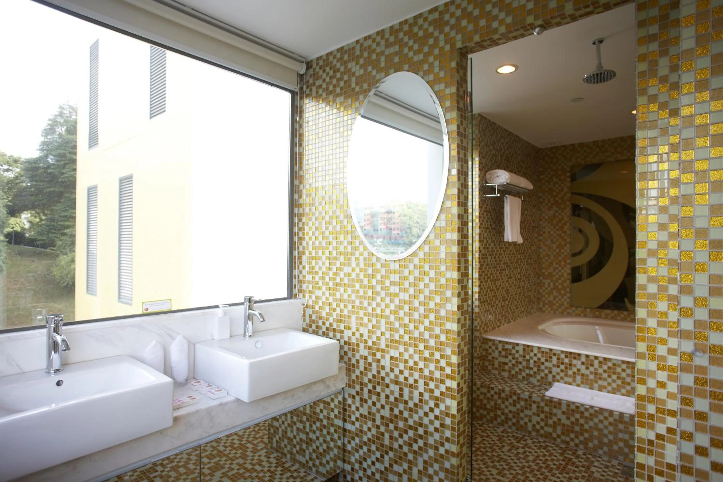 Shower in Hotel Re! @ Pearl's Hill