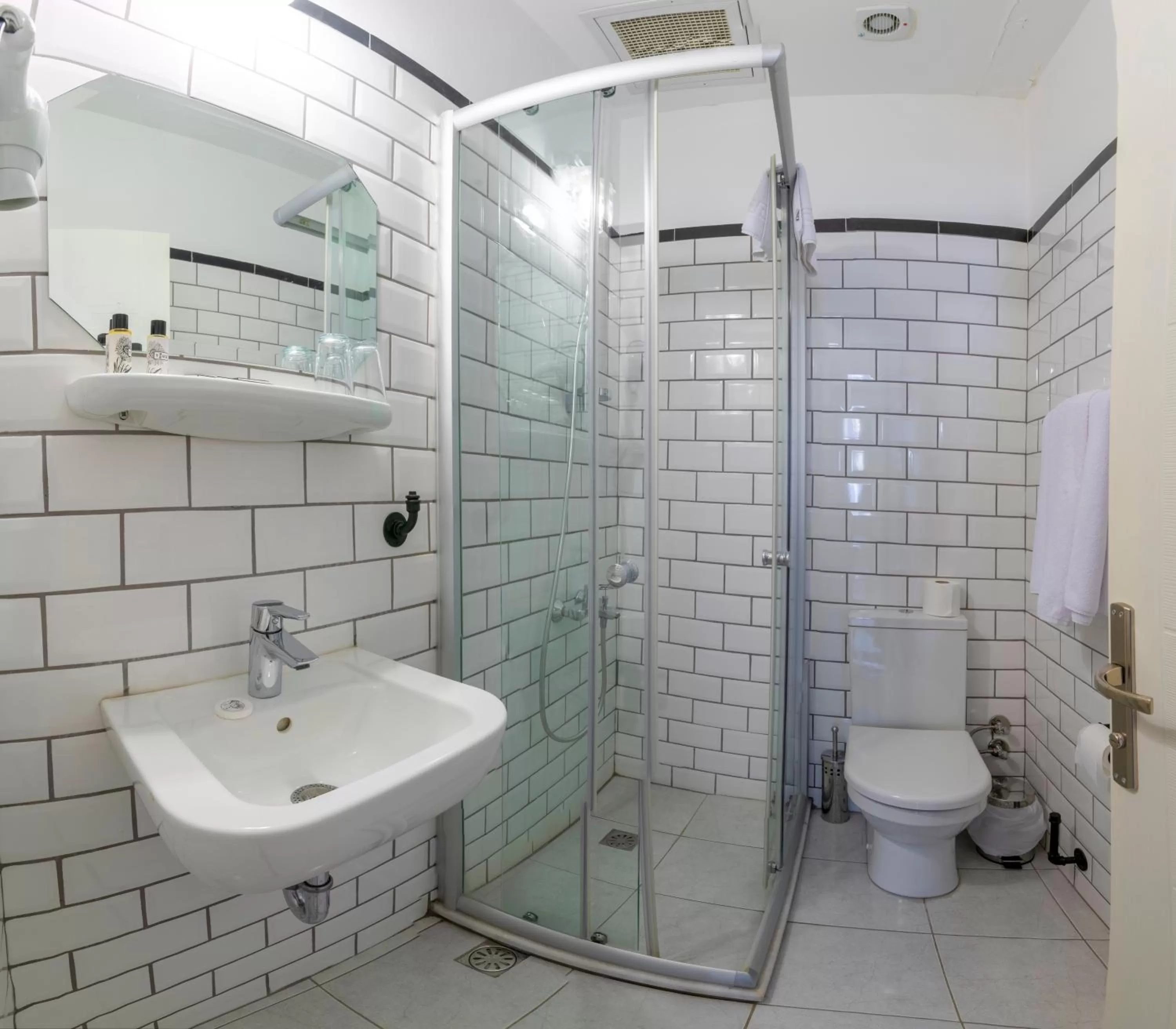 Toilet in Rumours Inn