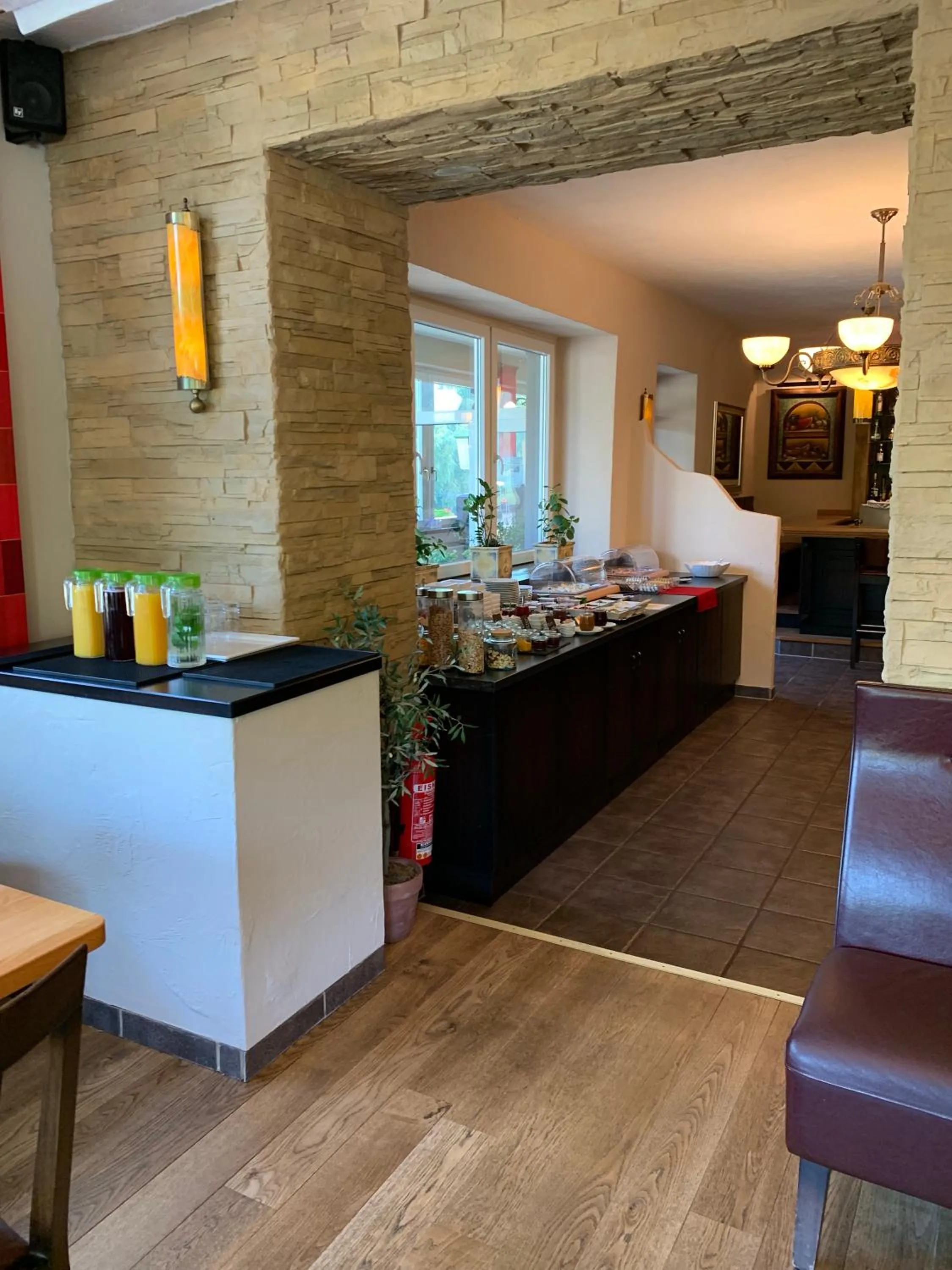 Breakfast in Stumbergers Hotel - free parking -