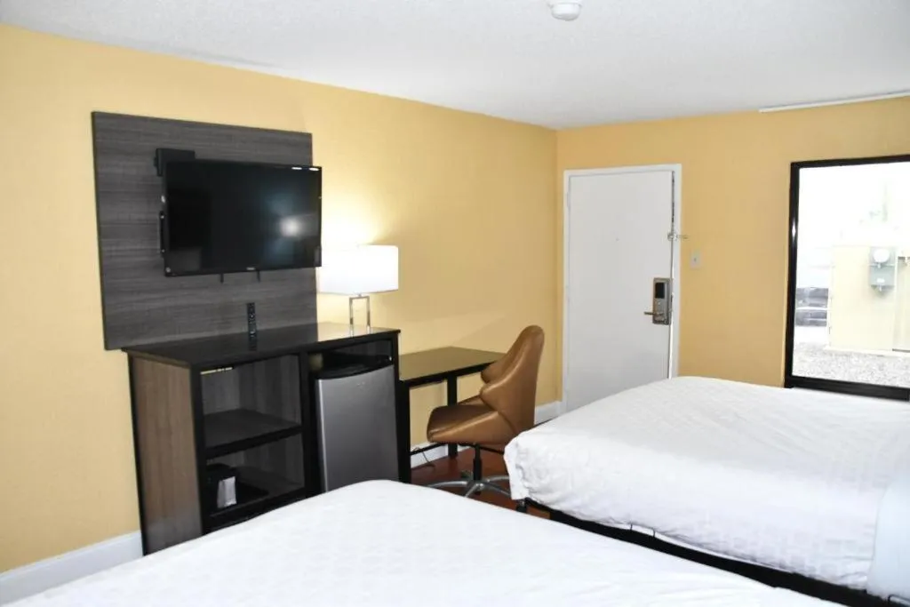 Bed in Baymont by Wyndham Macon I-75