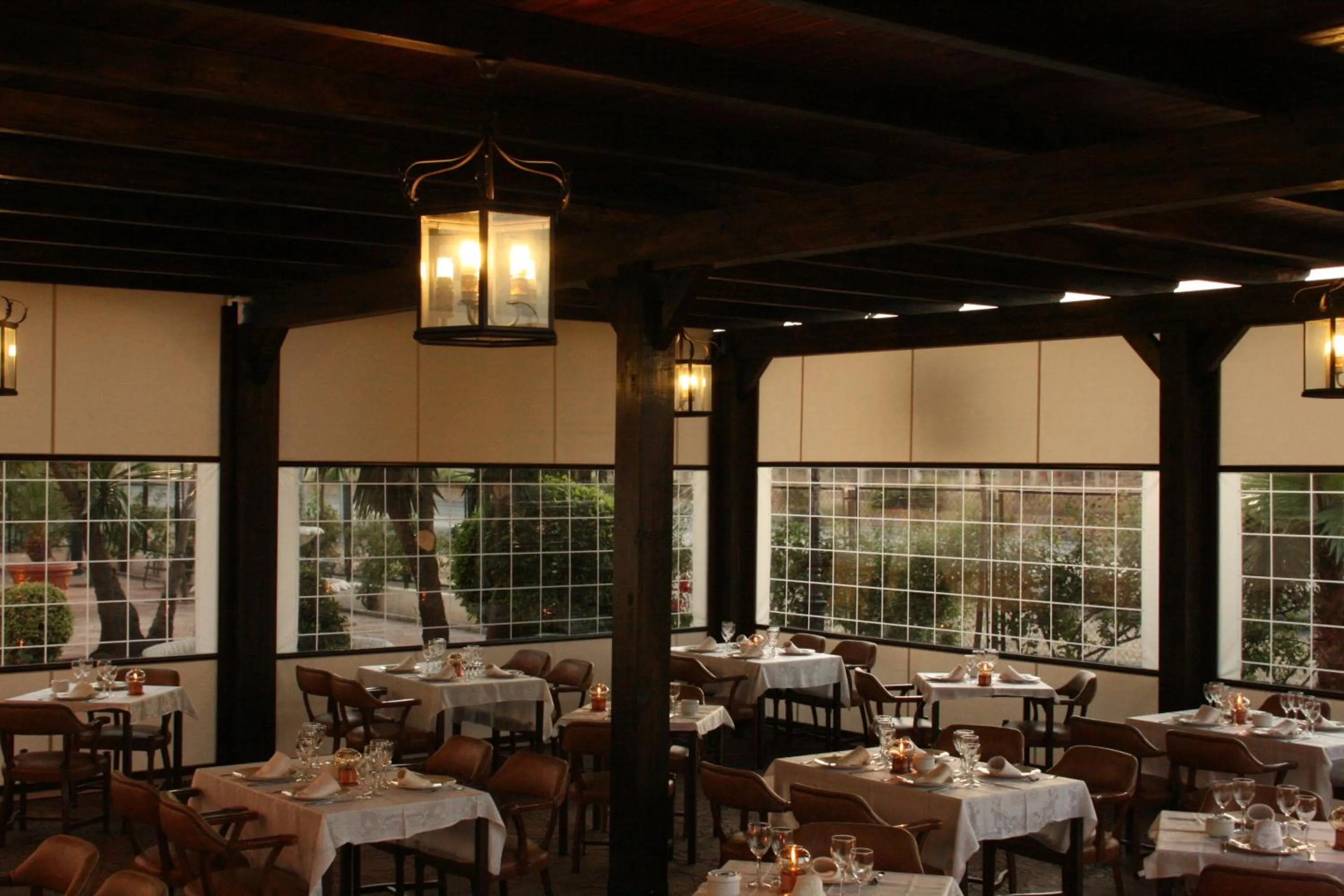 Restaurant/places to eat in Hotel Lozano