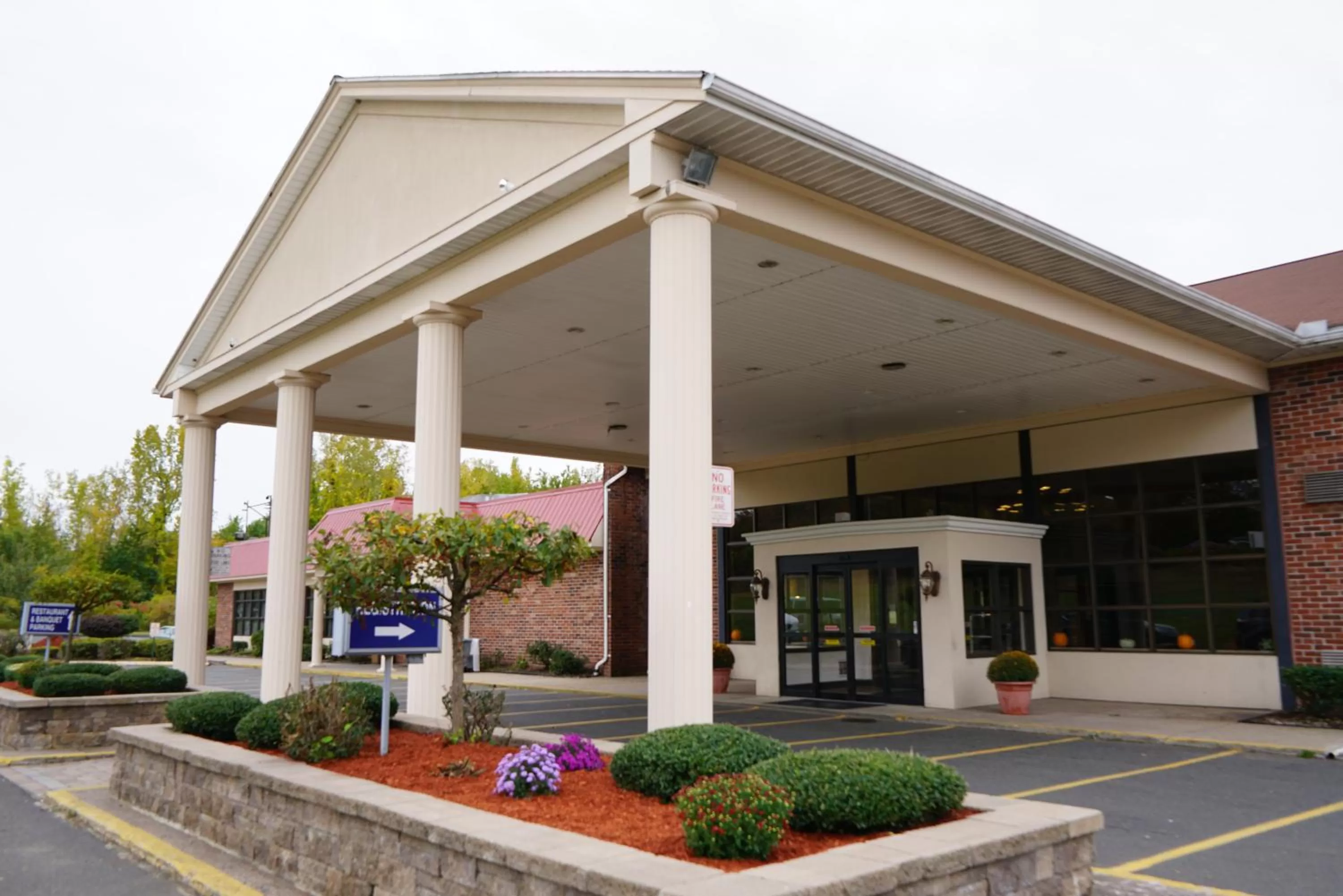 Property building in Rodeway Inn & Suites East Windsor