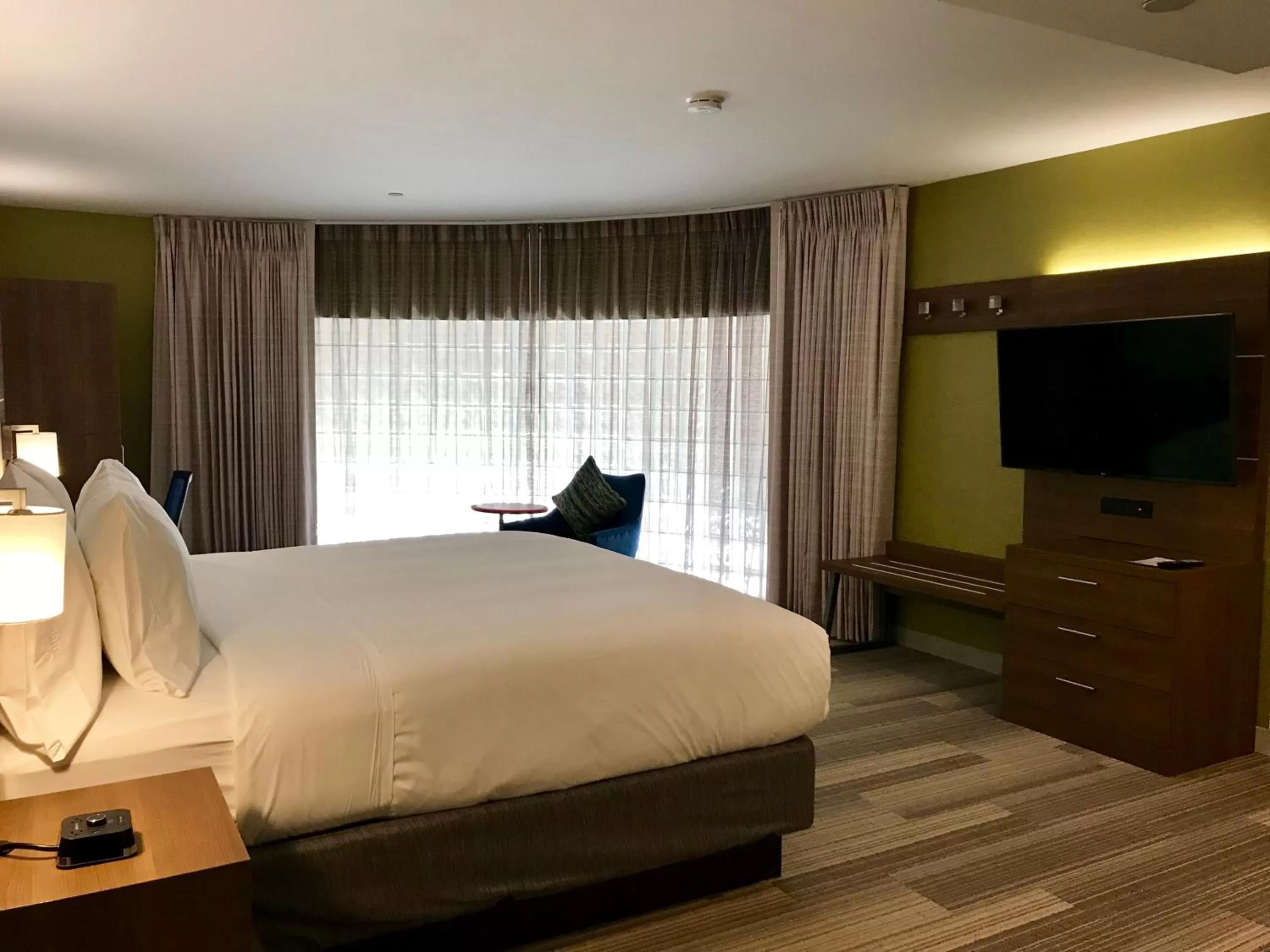 Photo of the whole room, Bed in Holiday Inn Express & Suites Pasadena - Los Angeles by IHG
