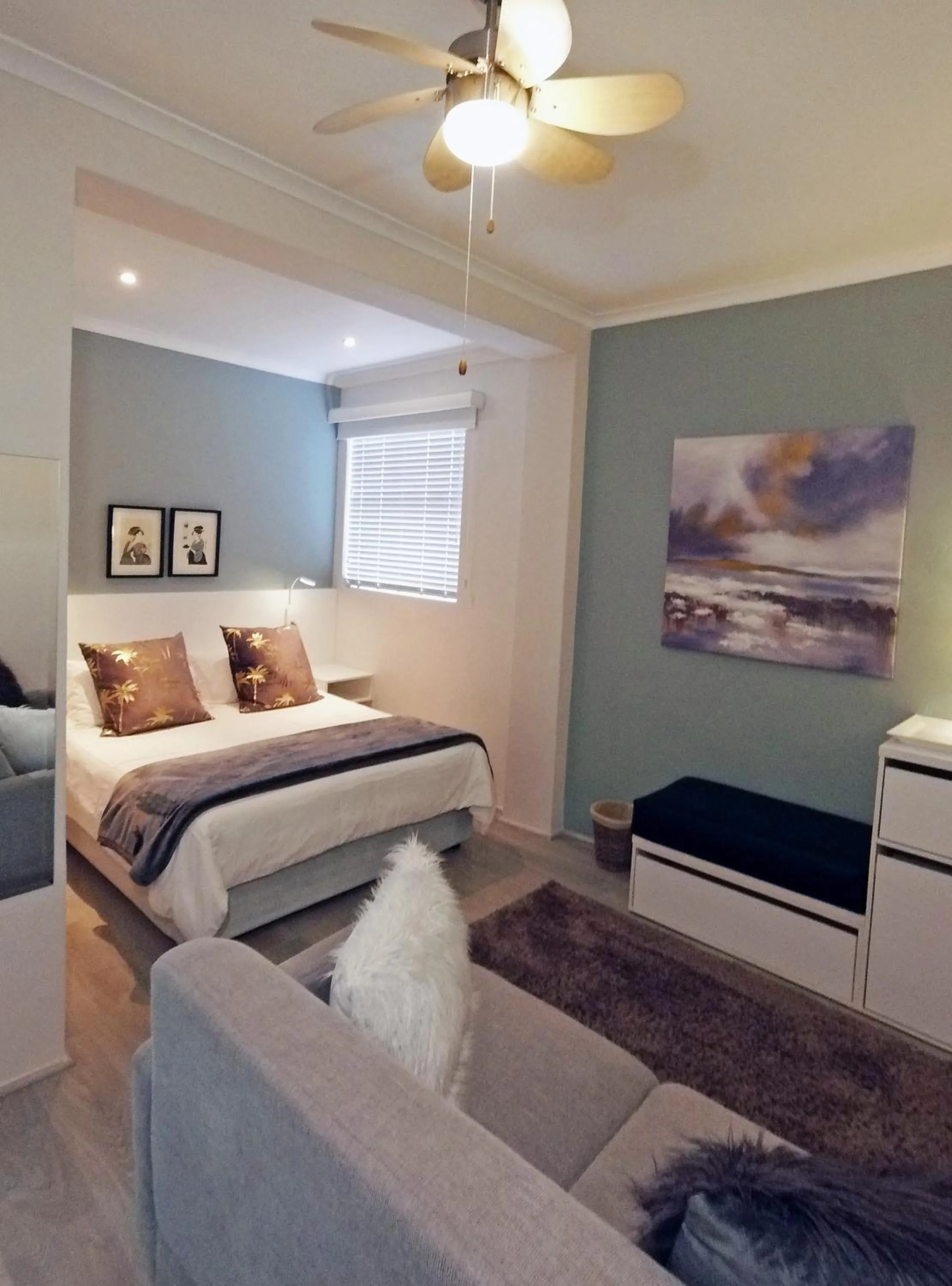 Bed in Dolphin Inn Guesthouse