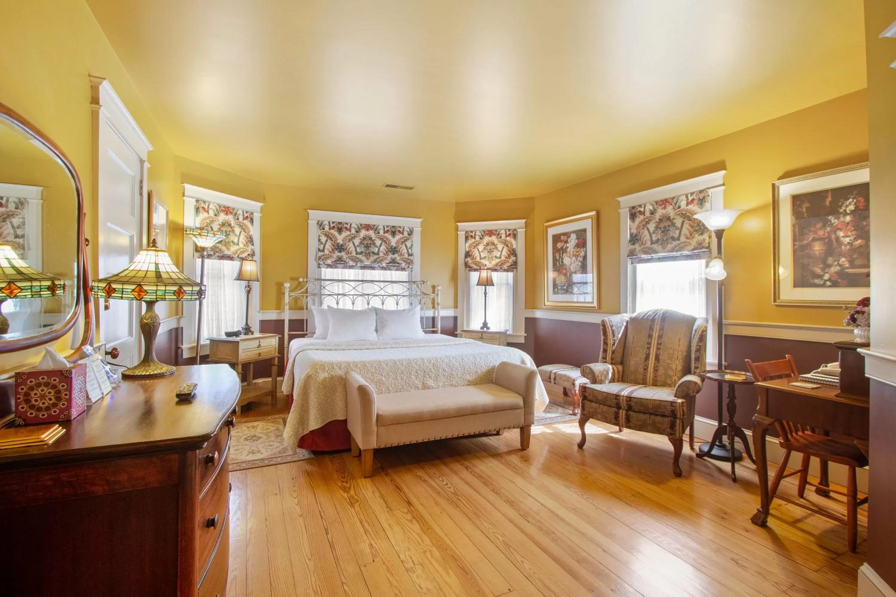 Photo of the whole room, Bed in After Eight Bed and Breakfast