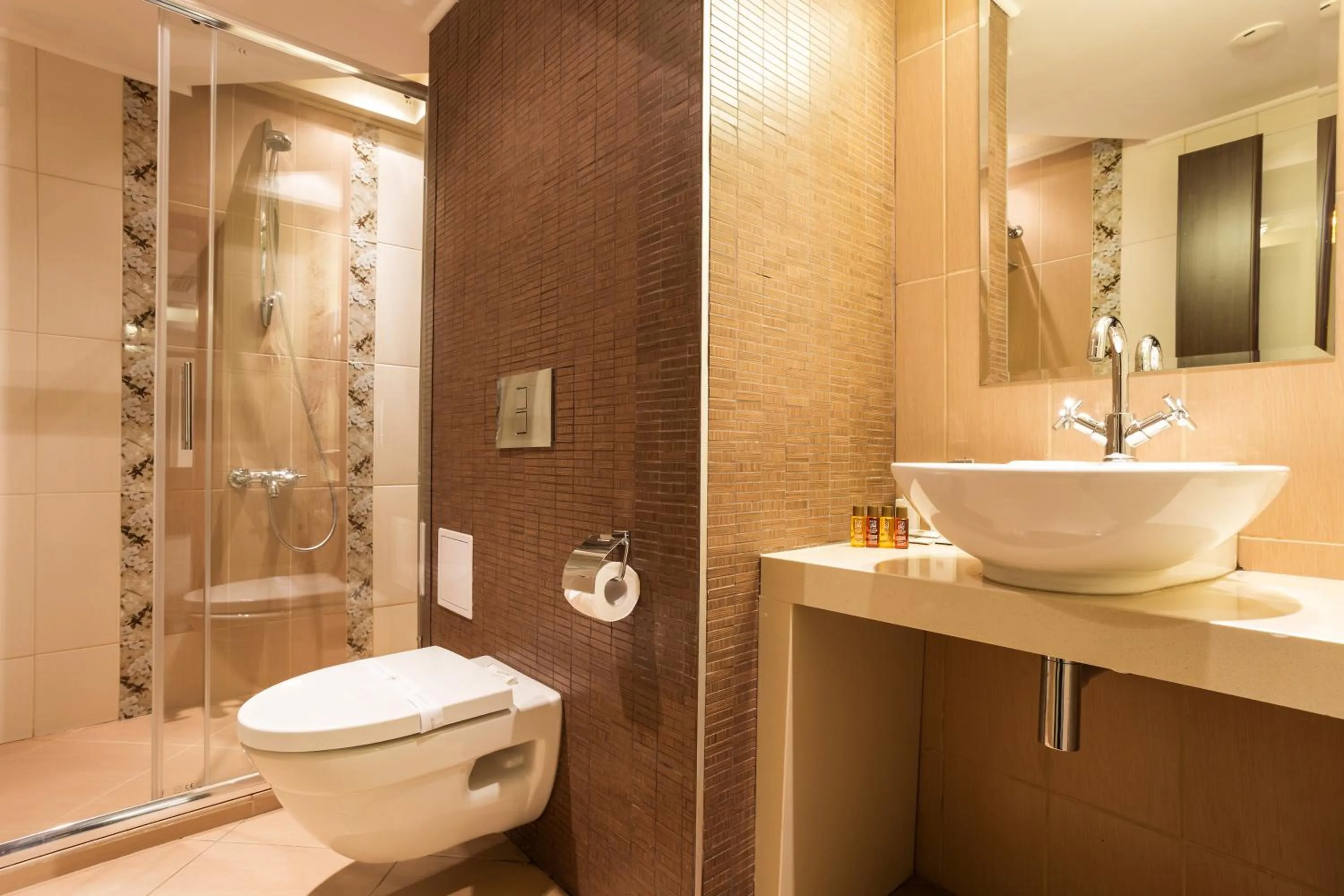 Shower in Earth & People Hotel & SPA - Free Parking & Swimming Pool