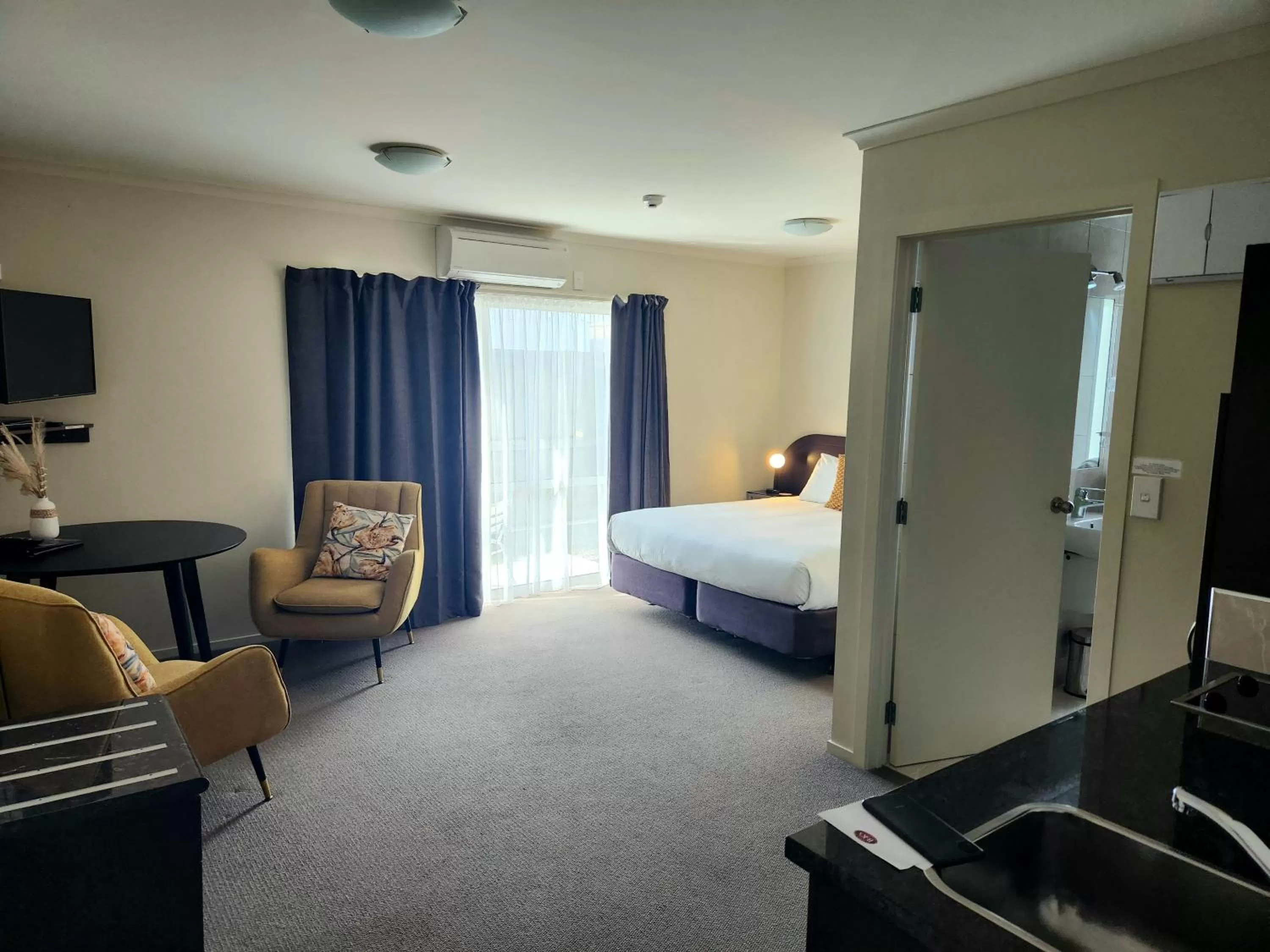 Photo of the whole room, Bed in B-Ks Premier Motel Palmerston North