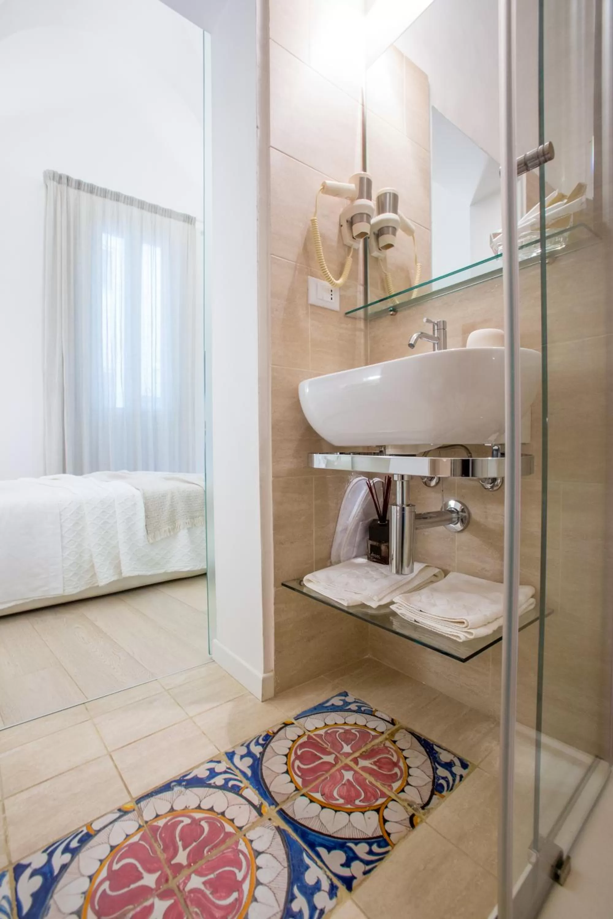 Shower, Bed in La Finestra sul Convitto B&B
