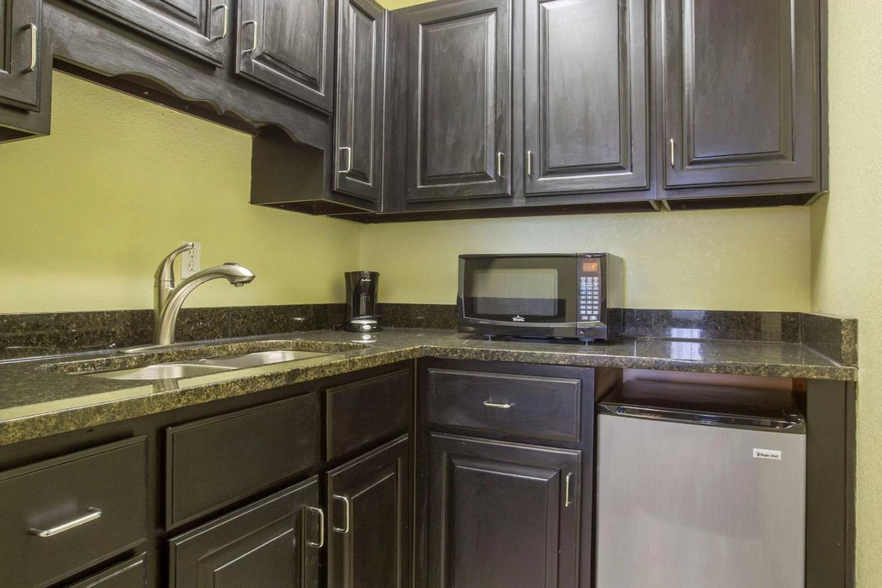 Photo of the whole room, Kitchen/Kitchenette in Quality Inn Cedartown
