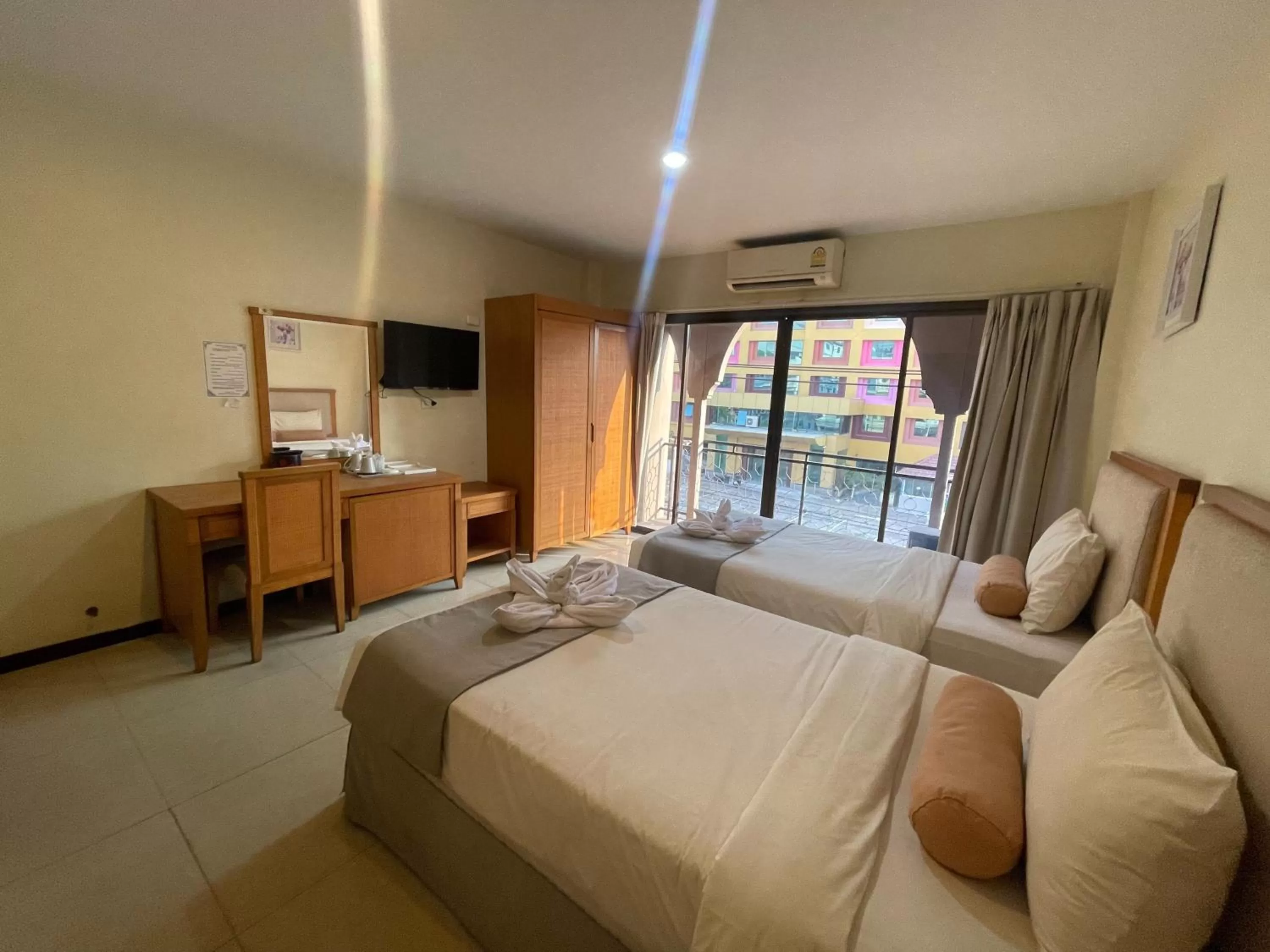 TV and multimedia, Bed in Babylon Residence Inn pattaya