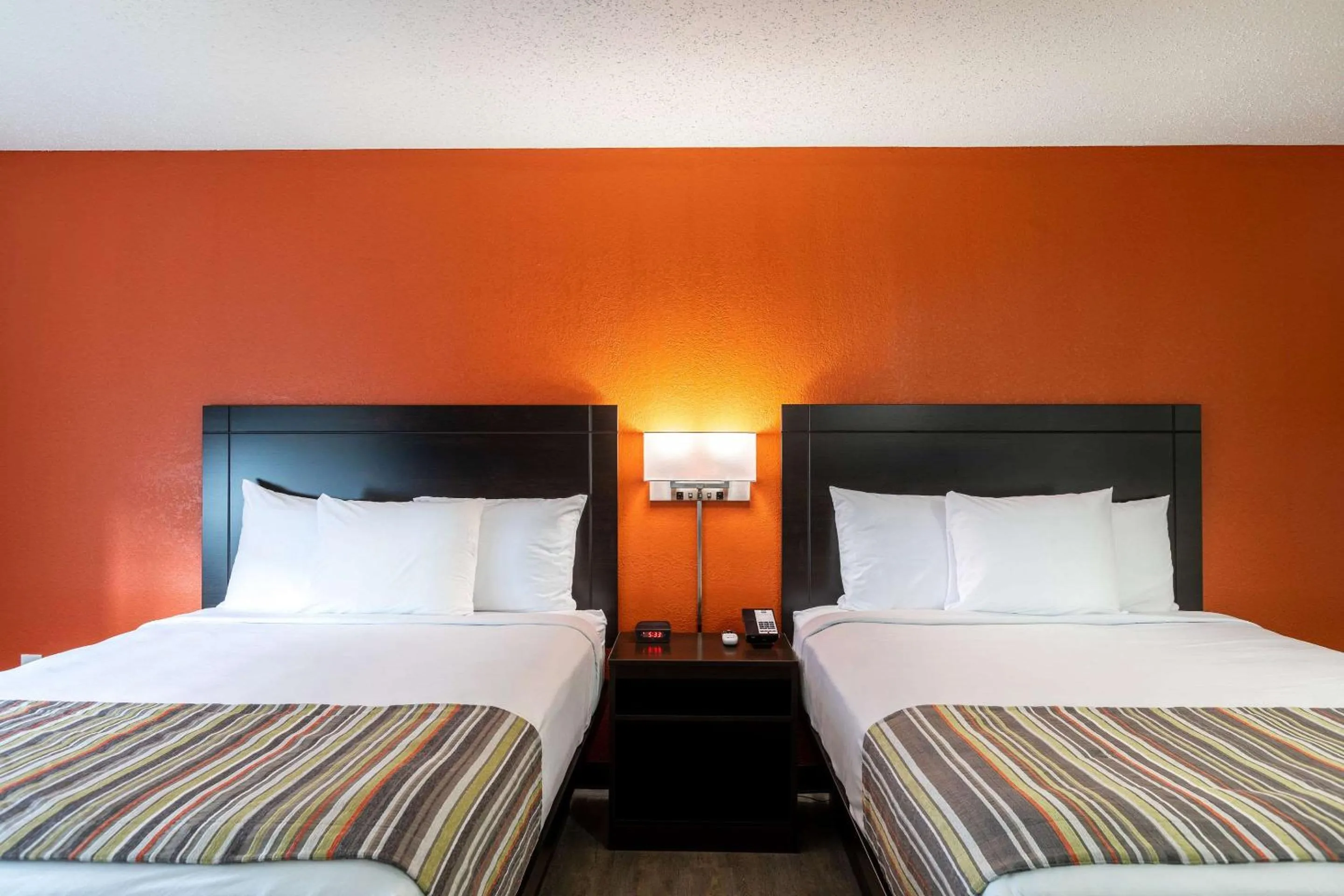 Bedroom, Bed in Suburban Studios Spartanburg - I-26