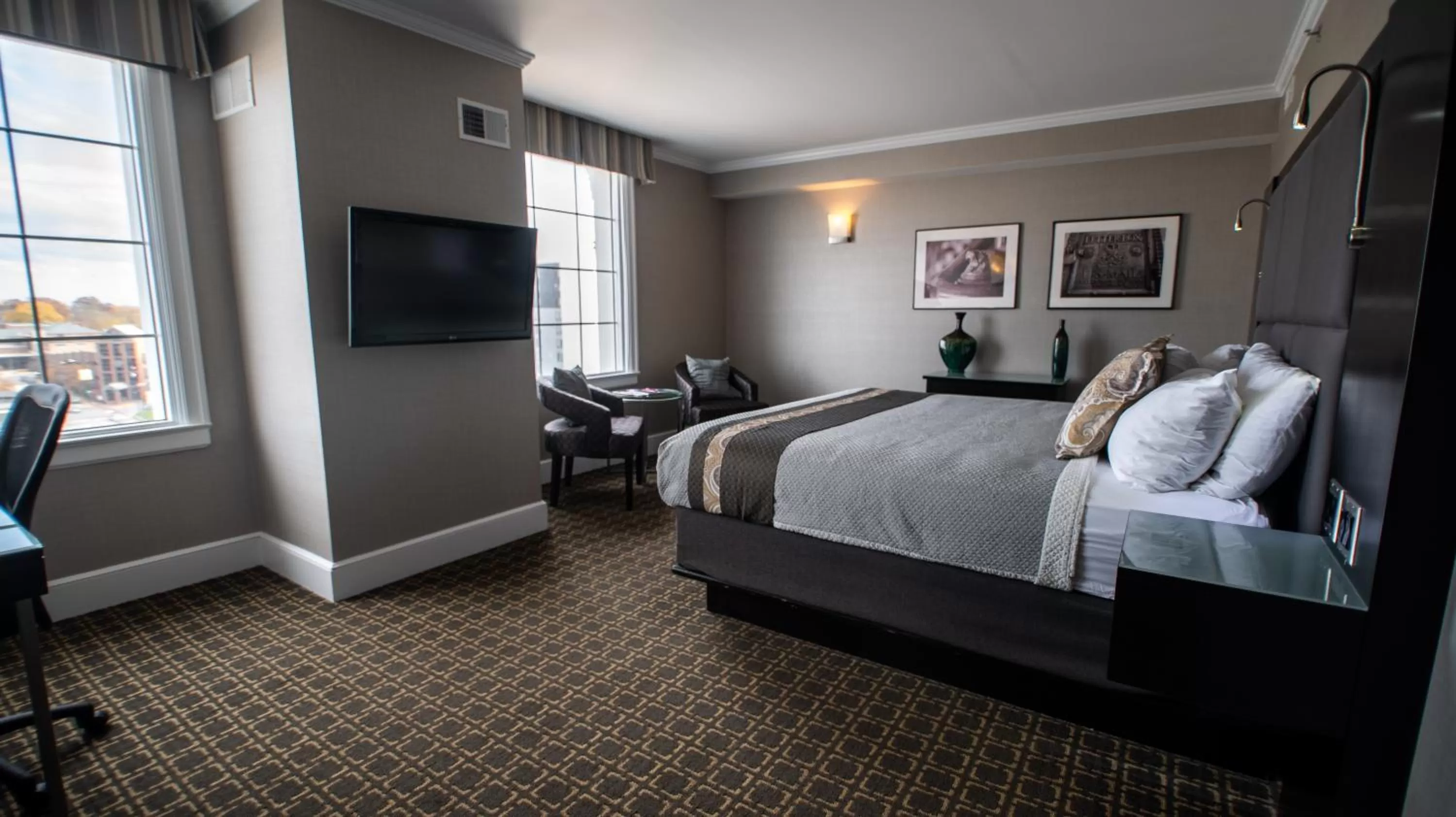 Photo of the whole room in voco The Tiger Hotel, Columbia, MO by IHG