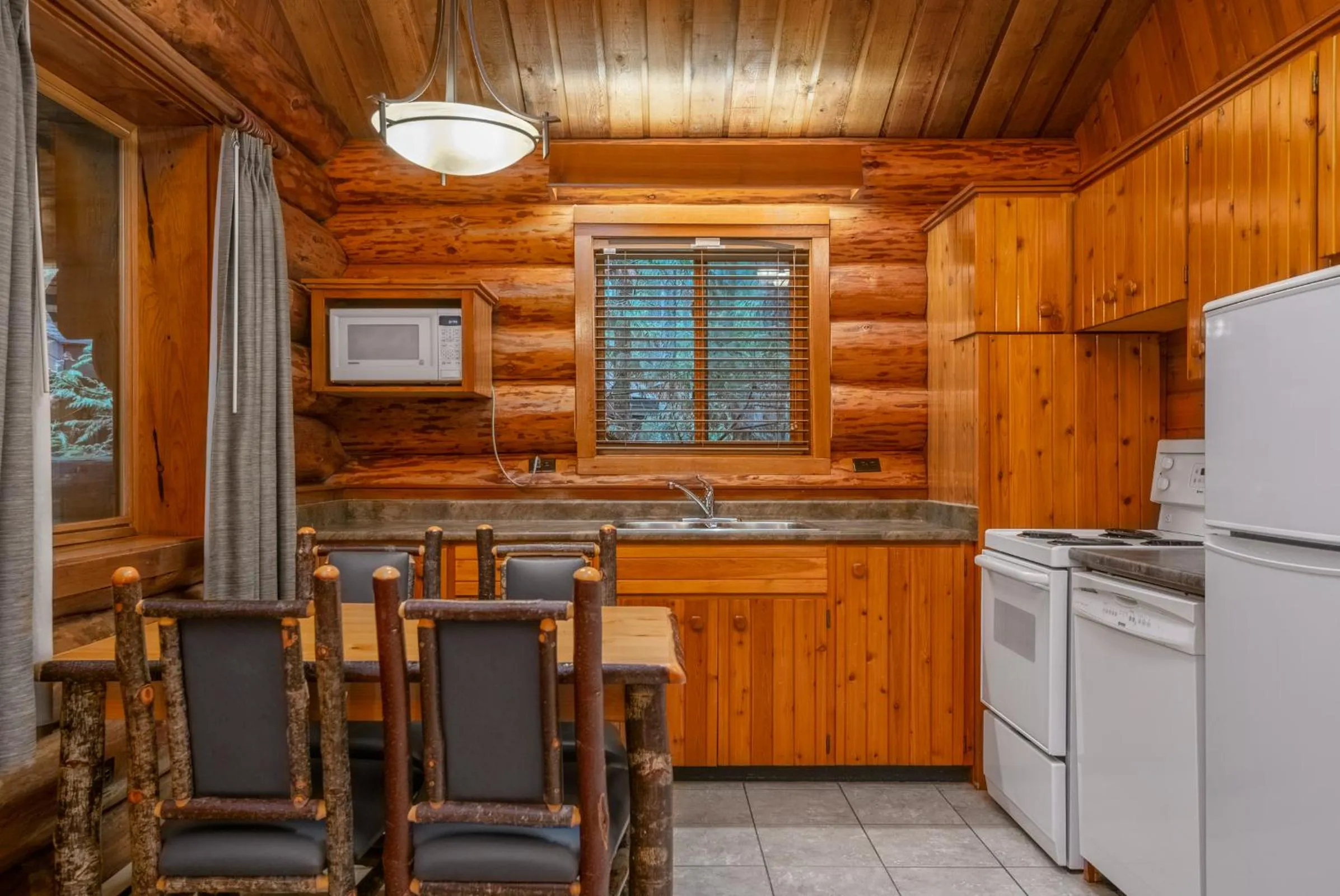 Kitchen or kitchenette in Tigh-Na-Mara Seaside Spa Resort