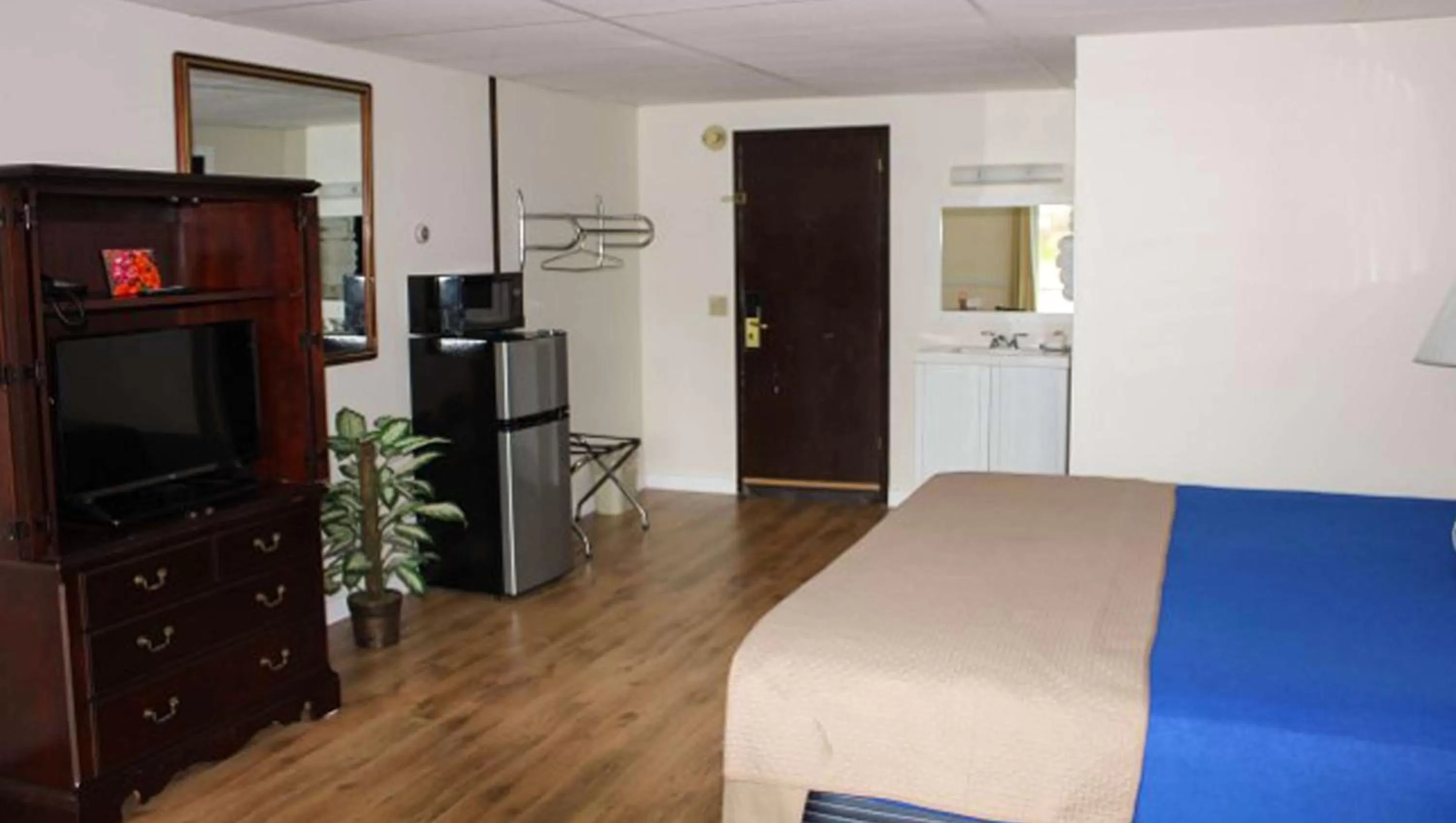 Photo of the whole room, Bed in Colonial Inn Ellsworth