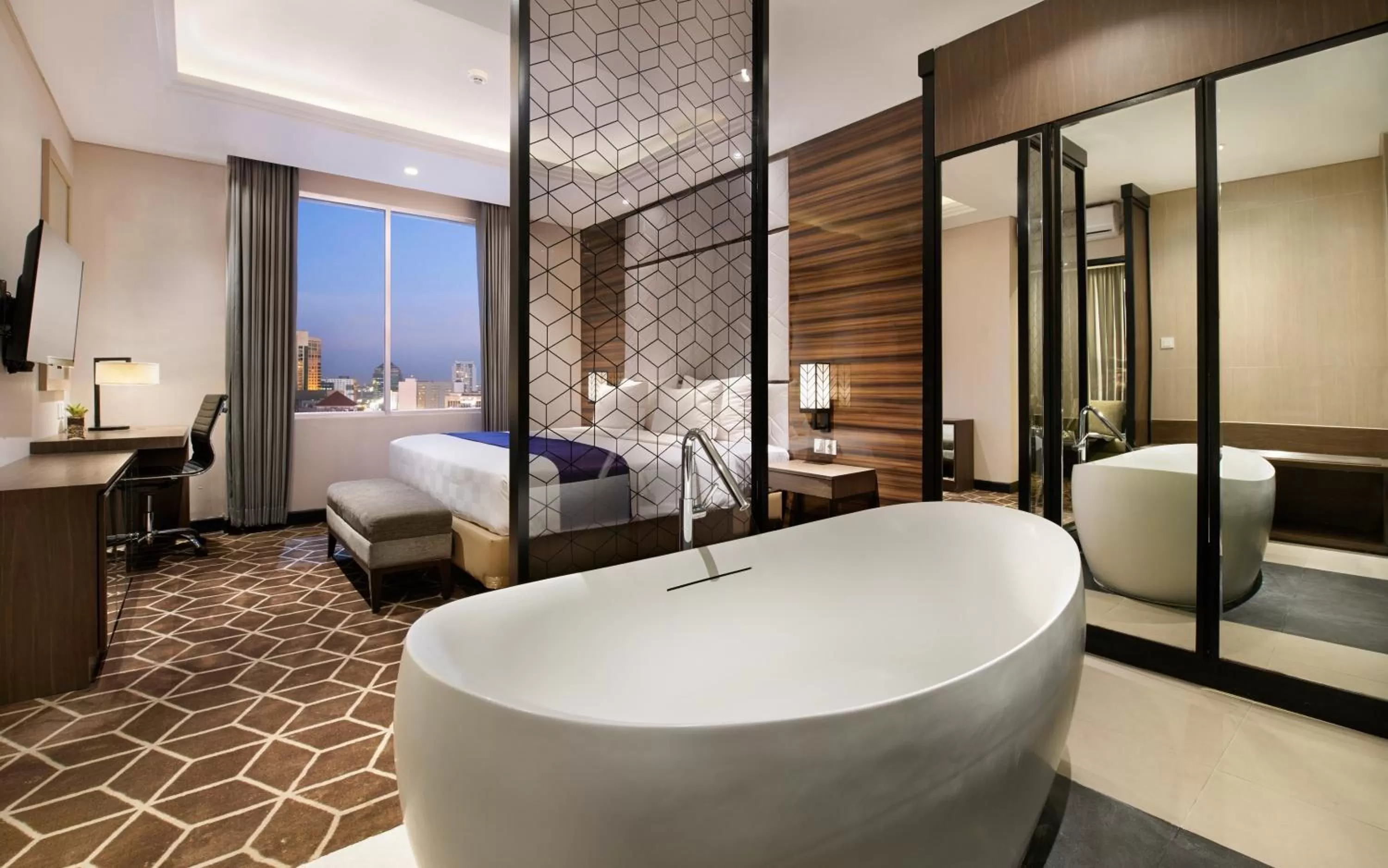Shower, Bed in Swiss-Belinn Tunjungan Surabaya