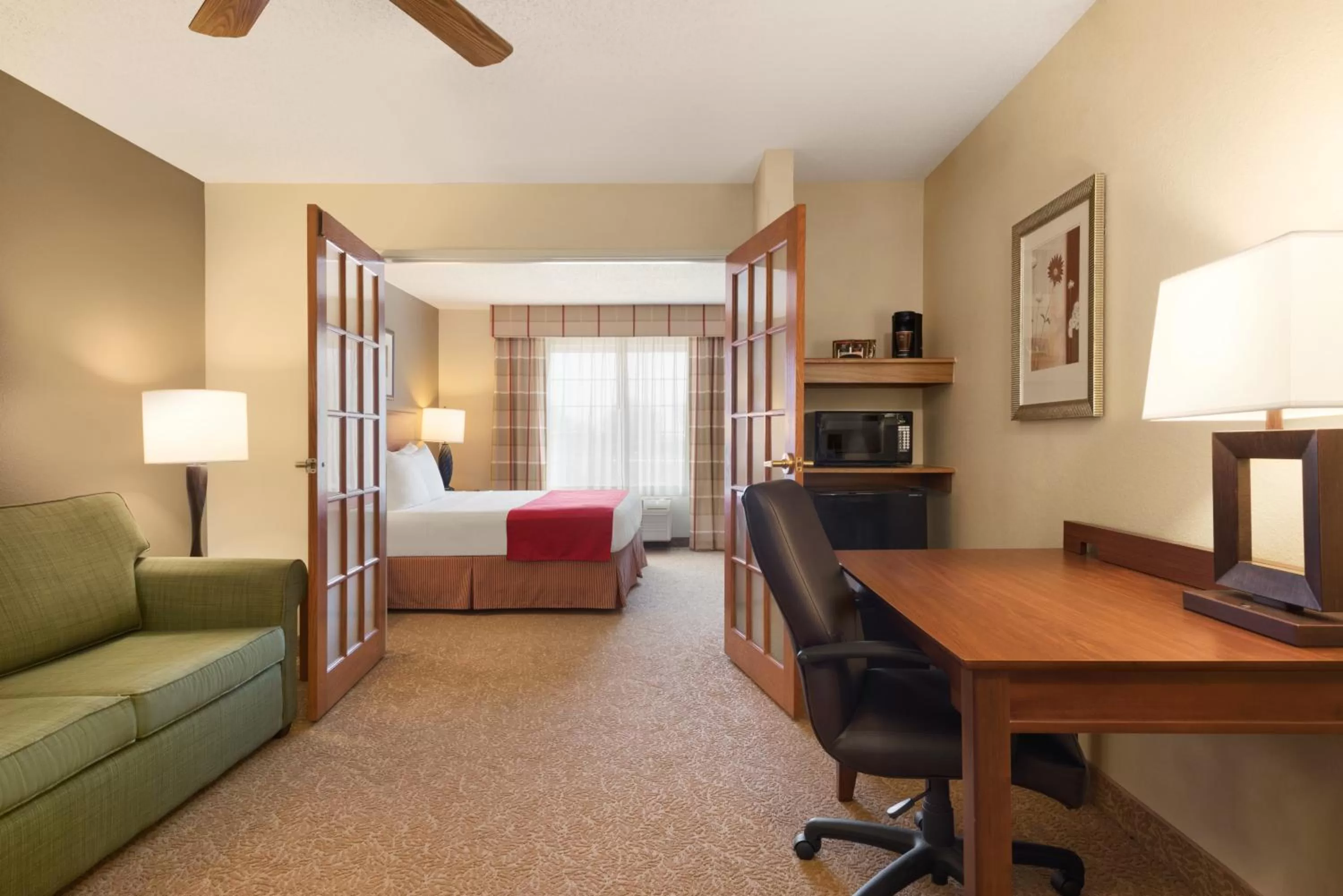 Photo of the whole room, Bed in Country Inn & Suites by Radisson, Davenport - Quad Cities