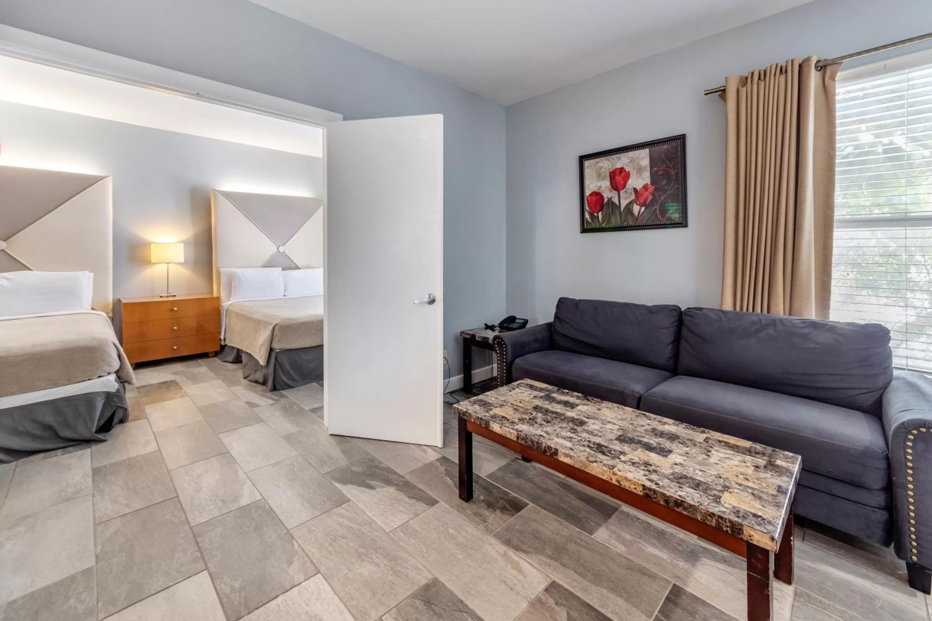 Living room, Seating Area in La Flora by LuxUrban