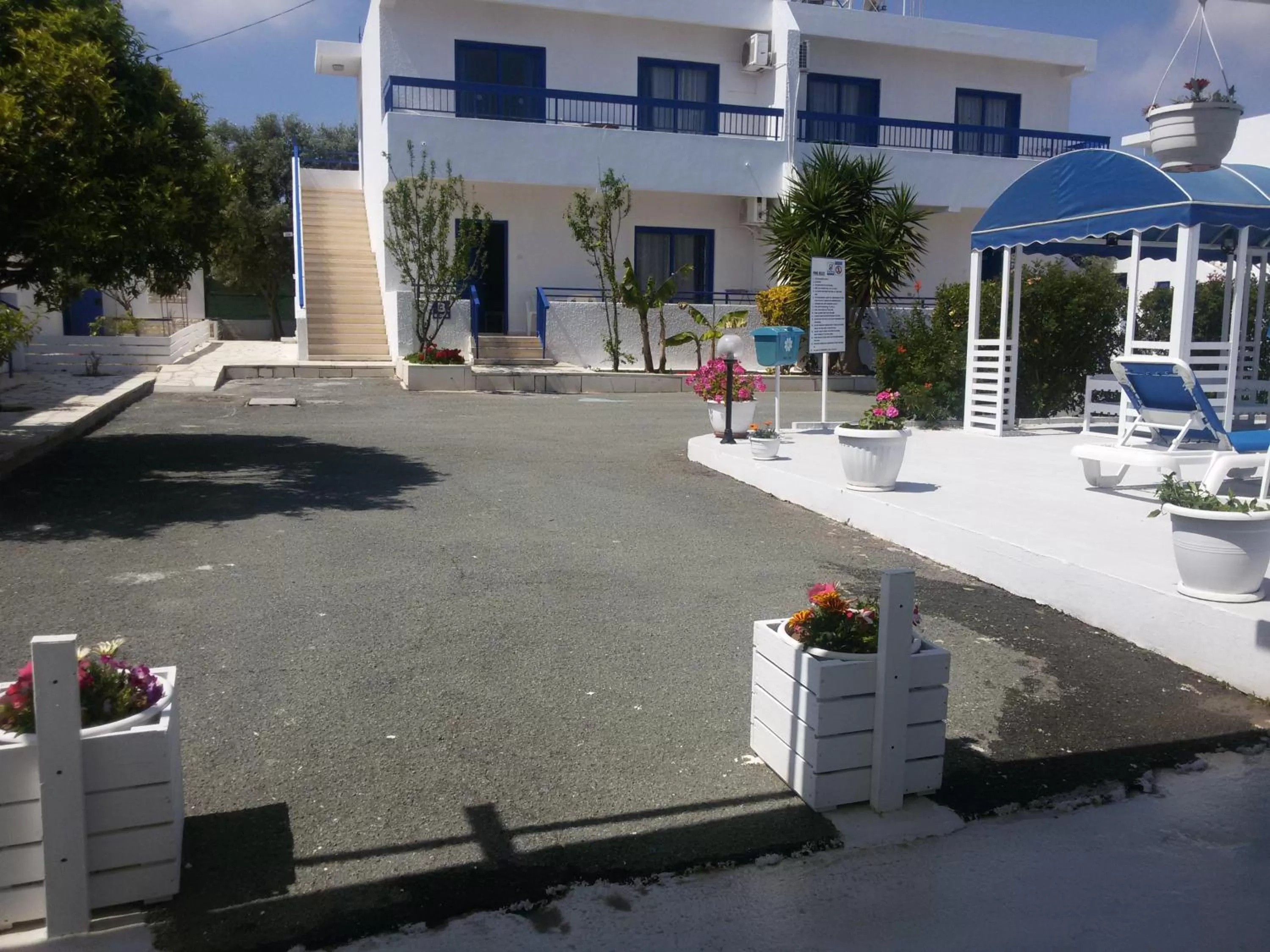 Facade/entrance in Flokkas Hotel Apartments