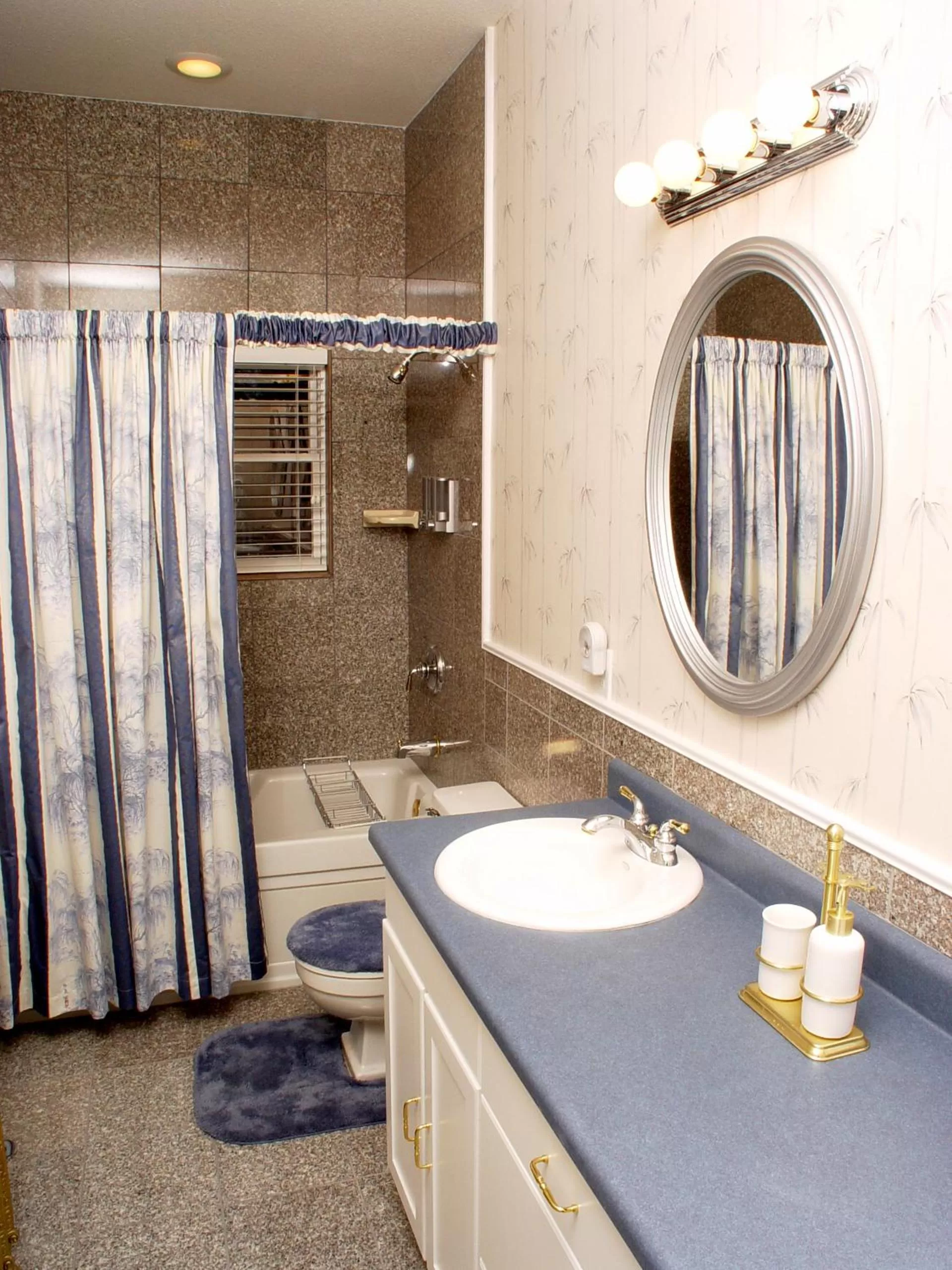 Bathroom in The St. Mary's Inn, Bed and Breakfast