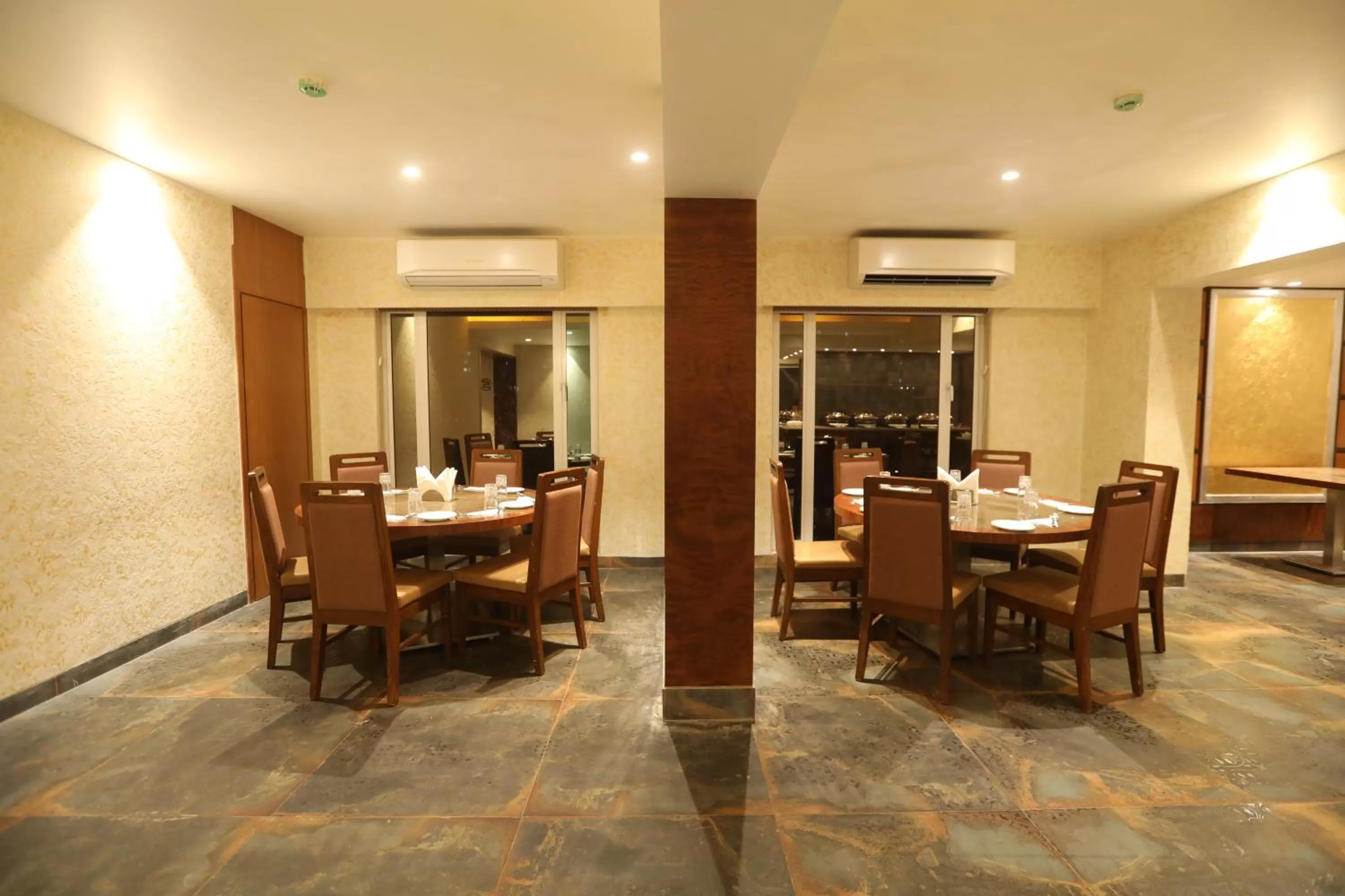 Restaurant/places to eat in Hotel Cliffton