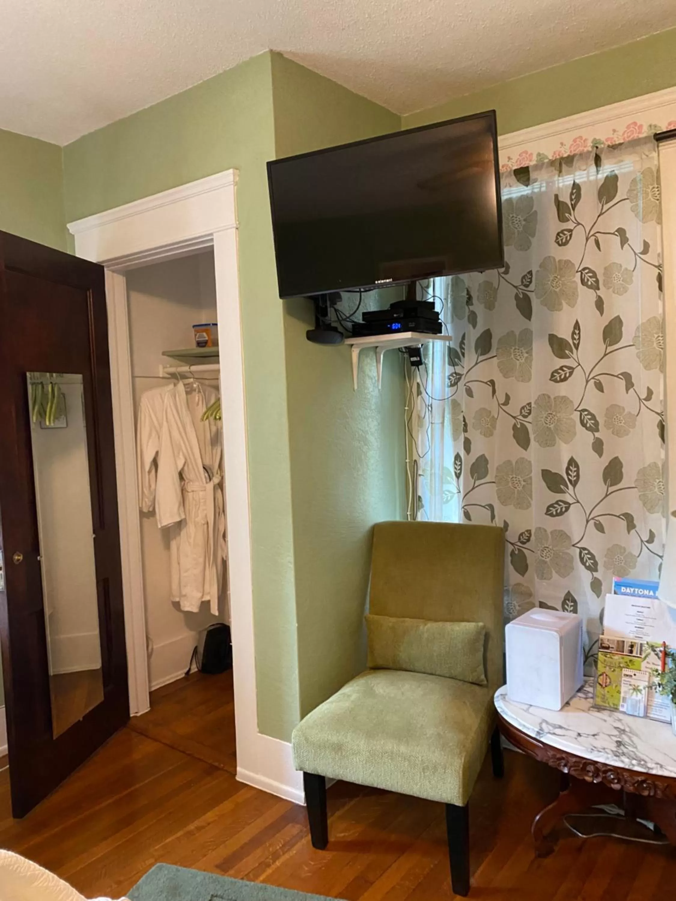 Seating area, TV/Entertainment Center in Ms. Maggie's South Country Inn