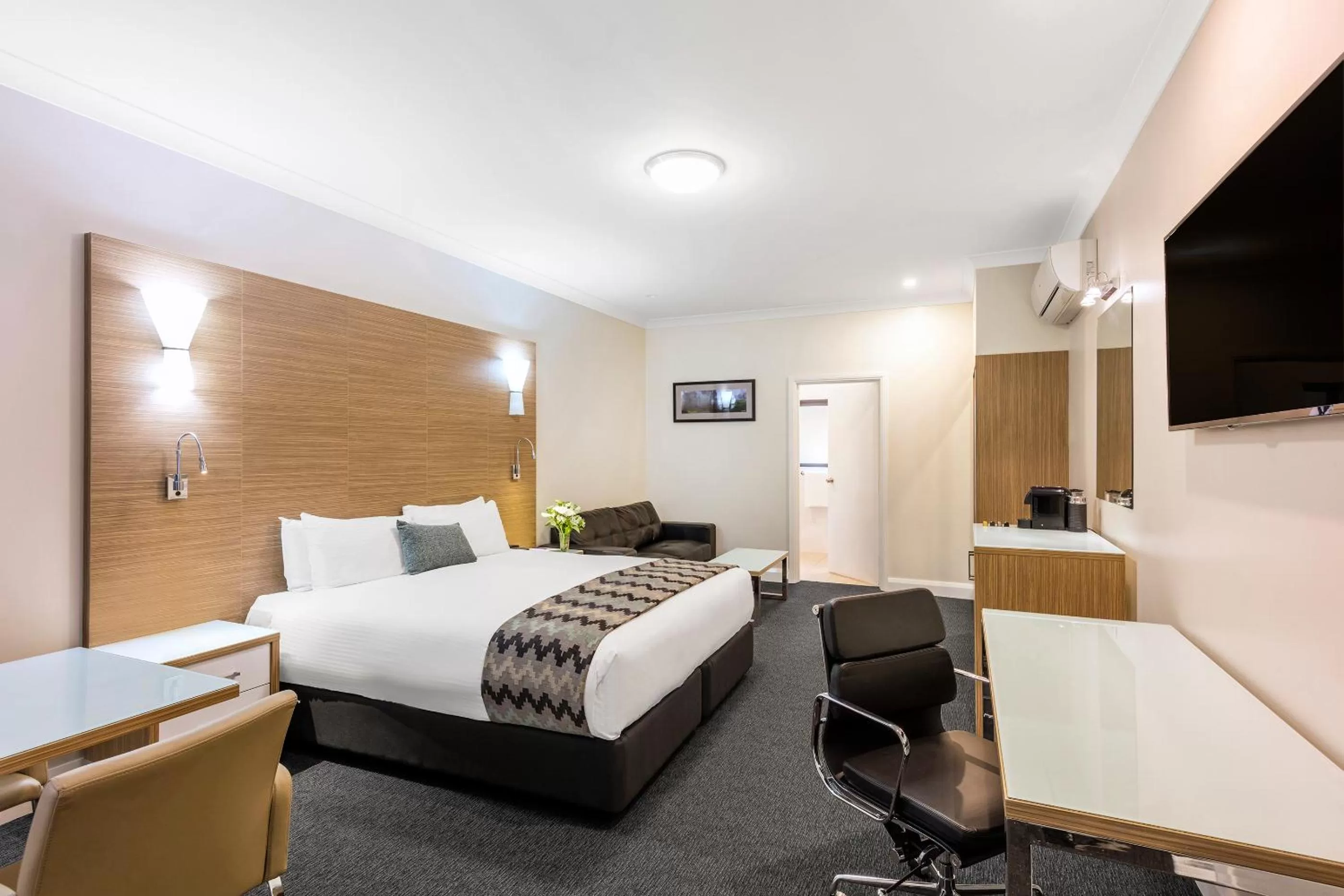 Bedroom, Bed in Mercure Goulburn