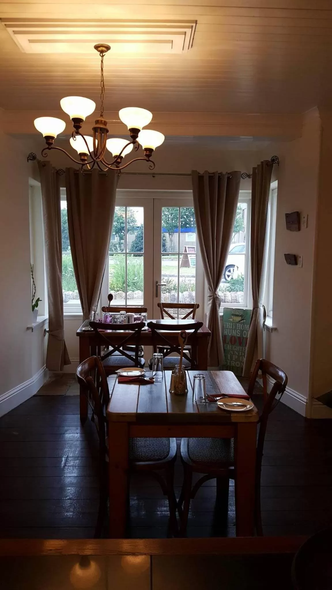 Restaurant/places to eat in The Ship Inn