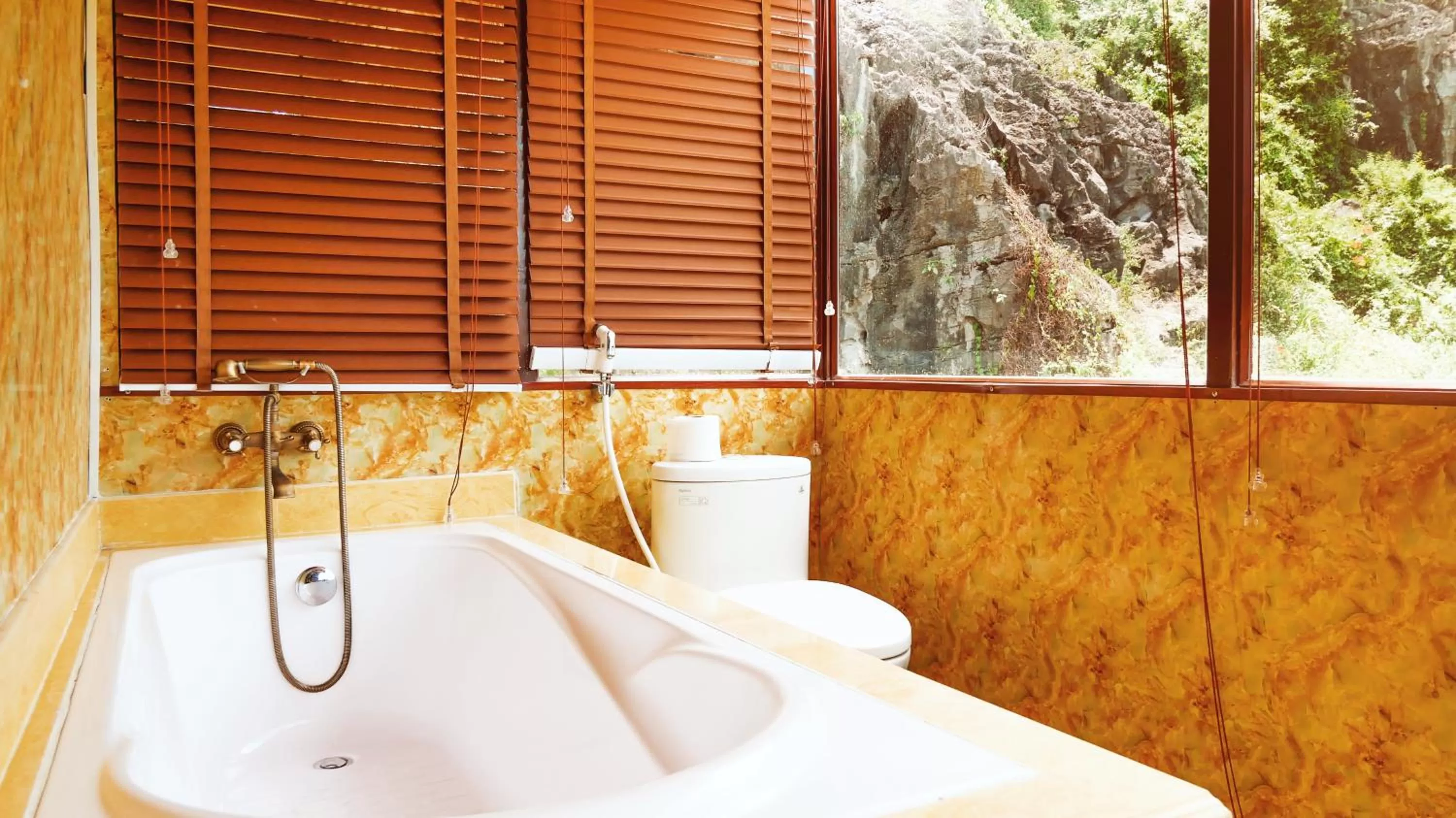 Bathroom in Mua Caves Ecolodge (Hang Mua)