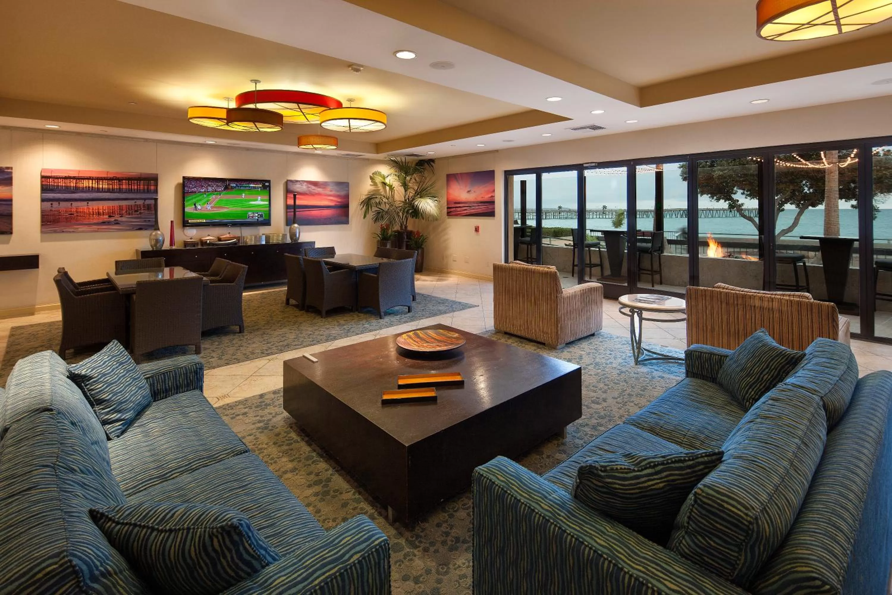 Lounge or bar in Crowne Plaza Ventura Beach by IHG