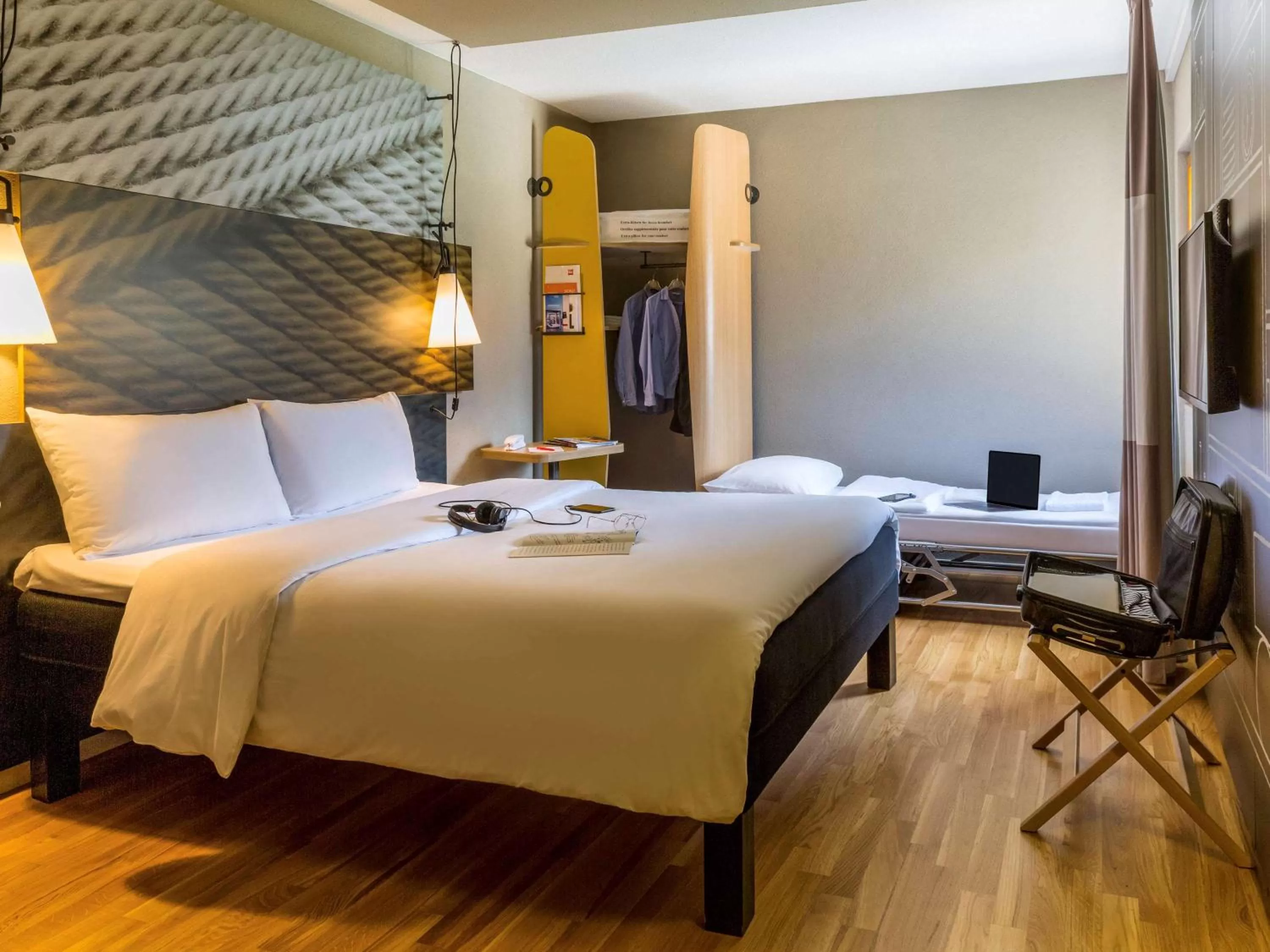 Standard Twin Room in Ibis Sion