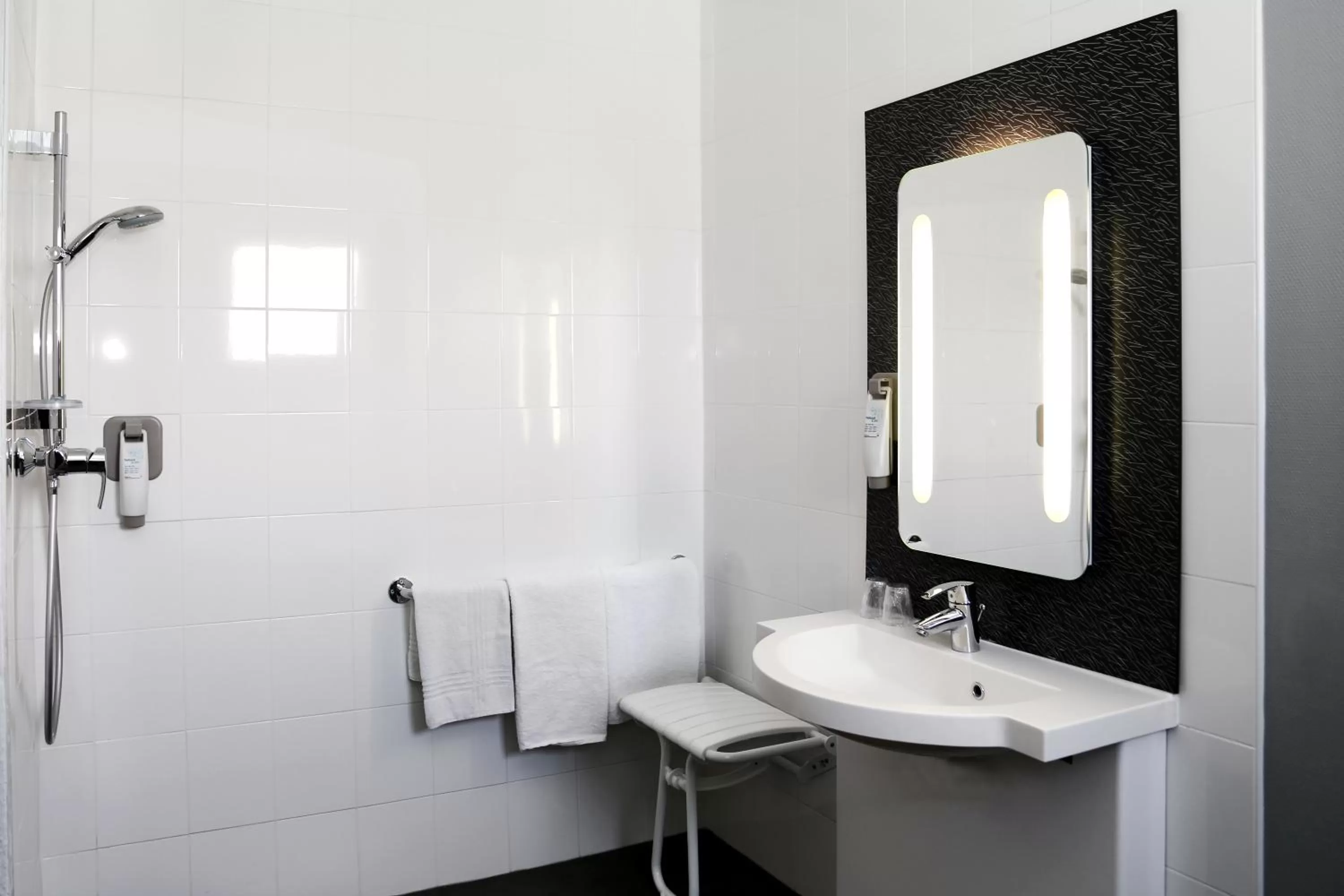 Bathroom in ibis Orange Centre Echangeur A7 A9