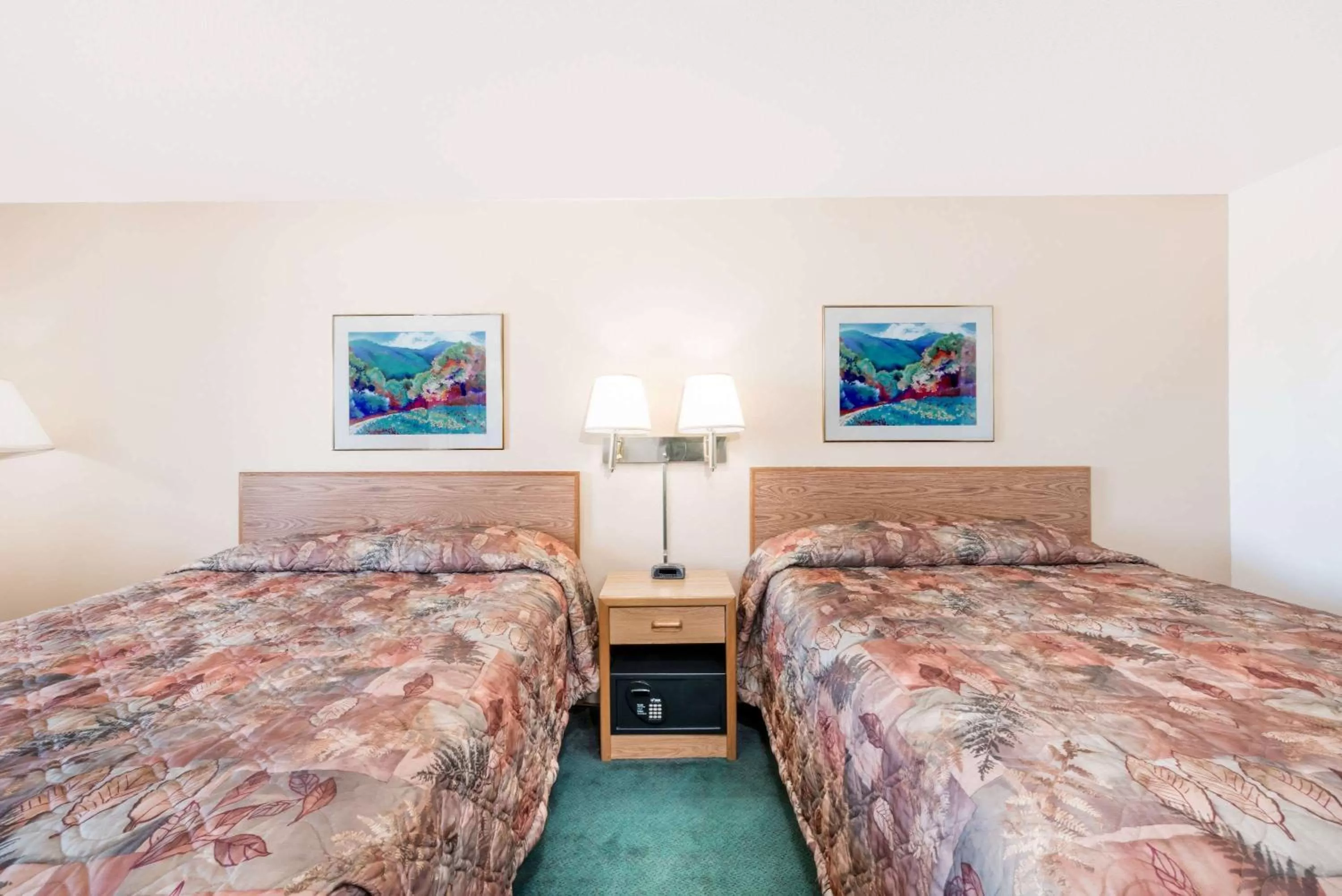 Photo of the whole room, Bed in Super 8 by Wyndham Belle Fourche SD