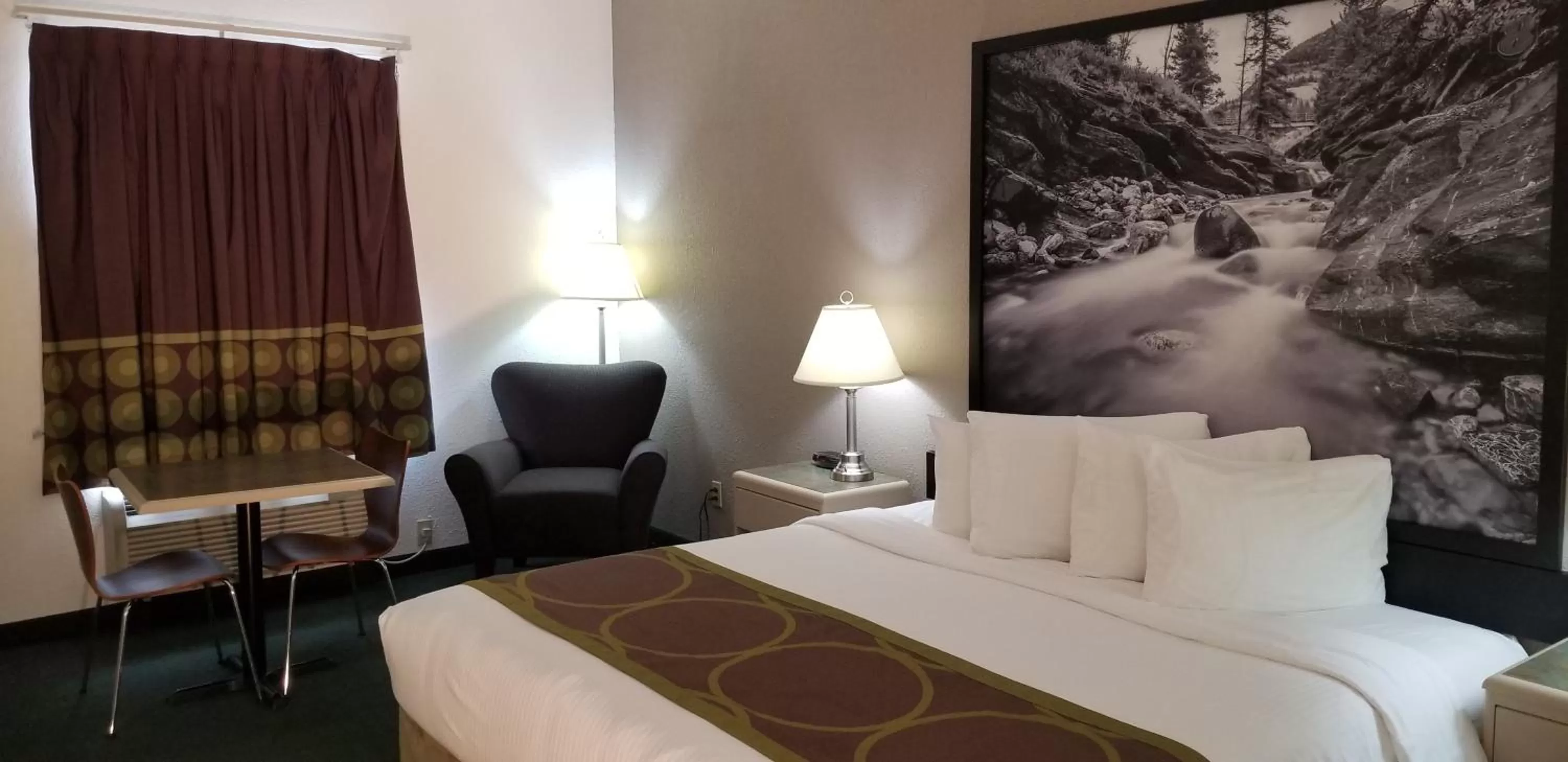 Bedroom, Bed in Super 8 by Wyndham Pincher Creek AB