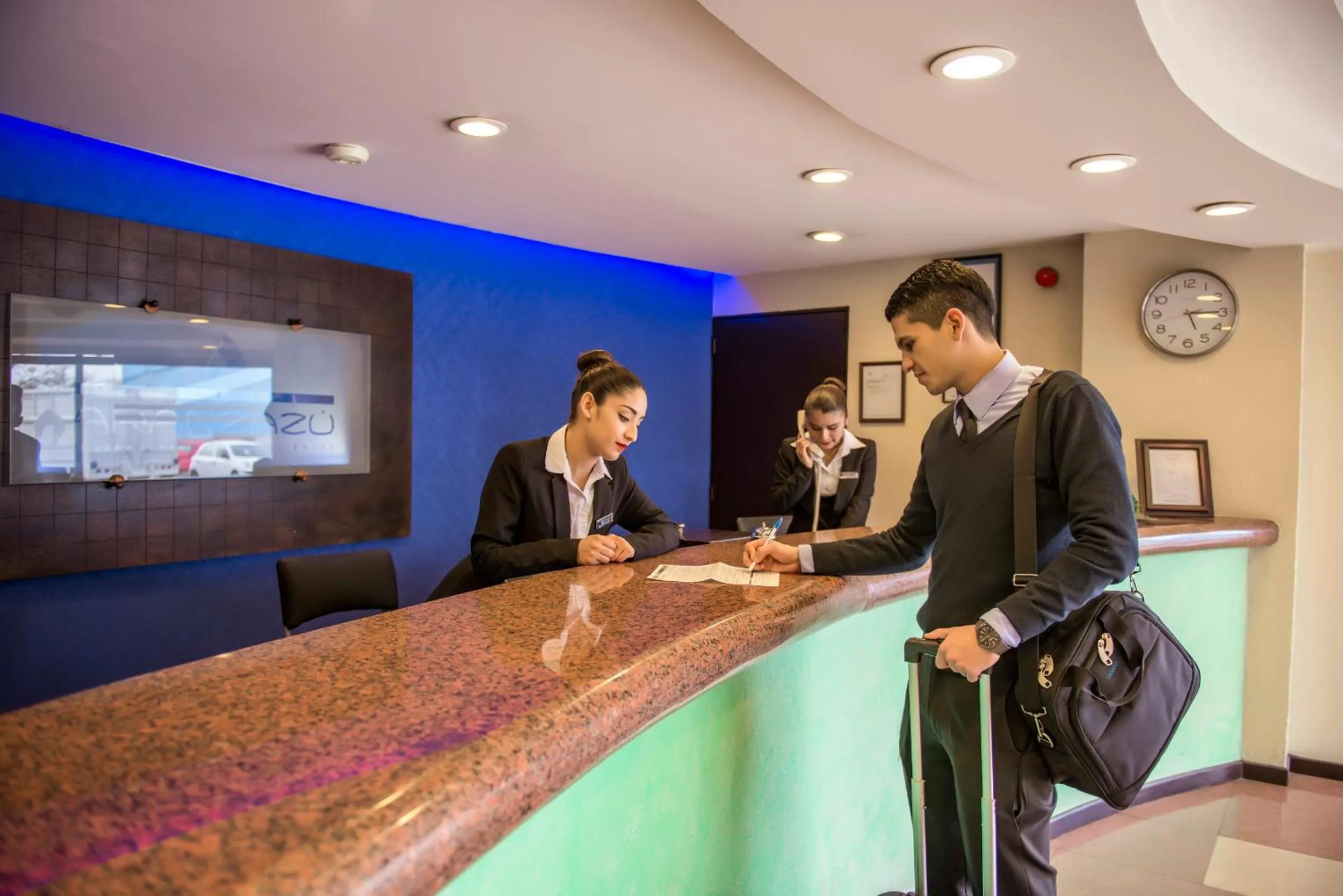 Staff in Aranzazu Plaza Kristal Aguascalientes