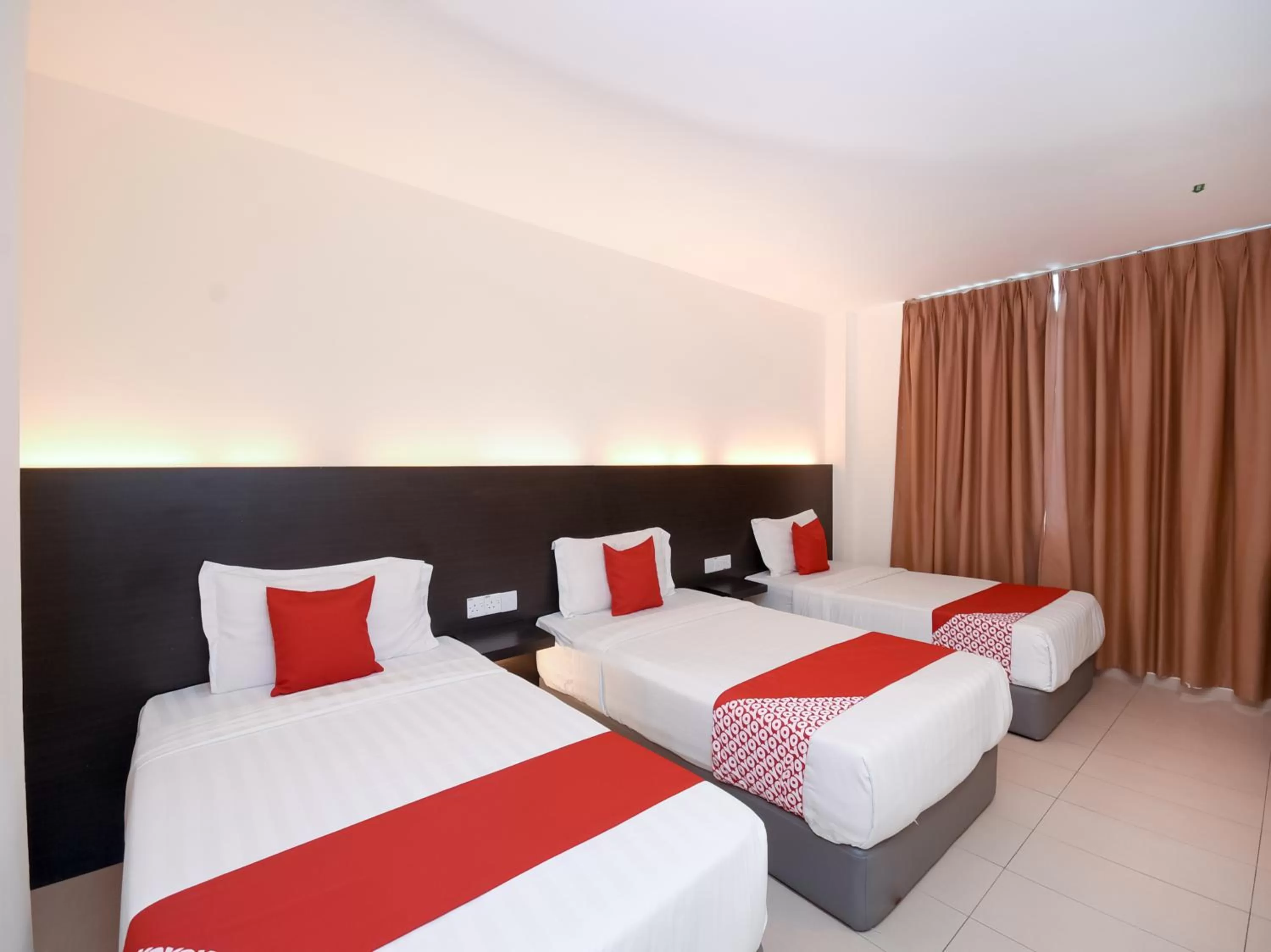 Bedroom, Bed in Kenyalang Suite