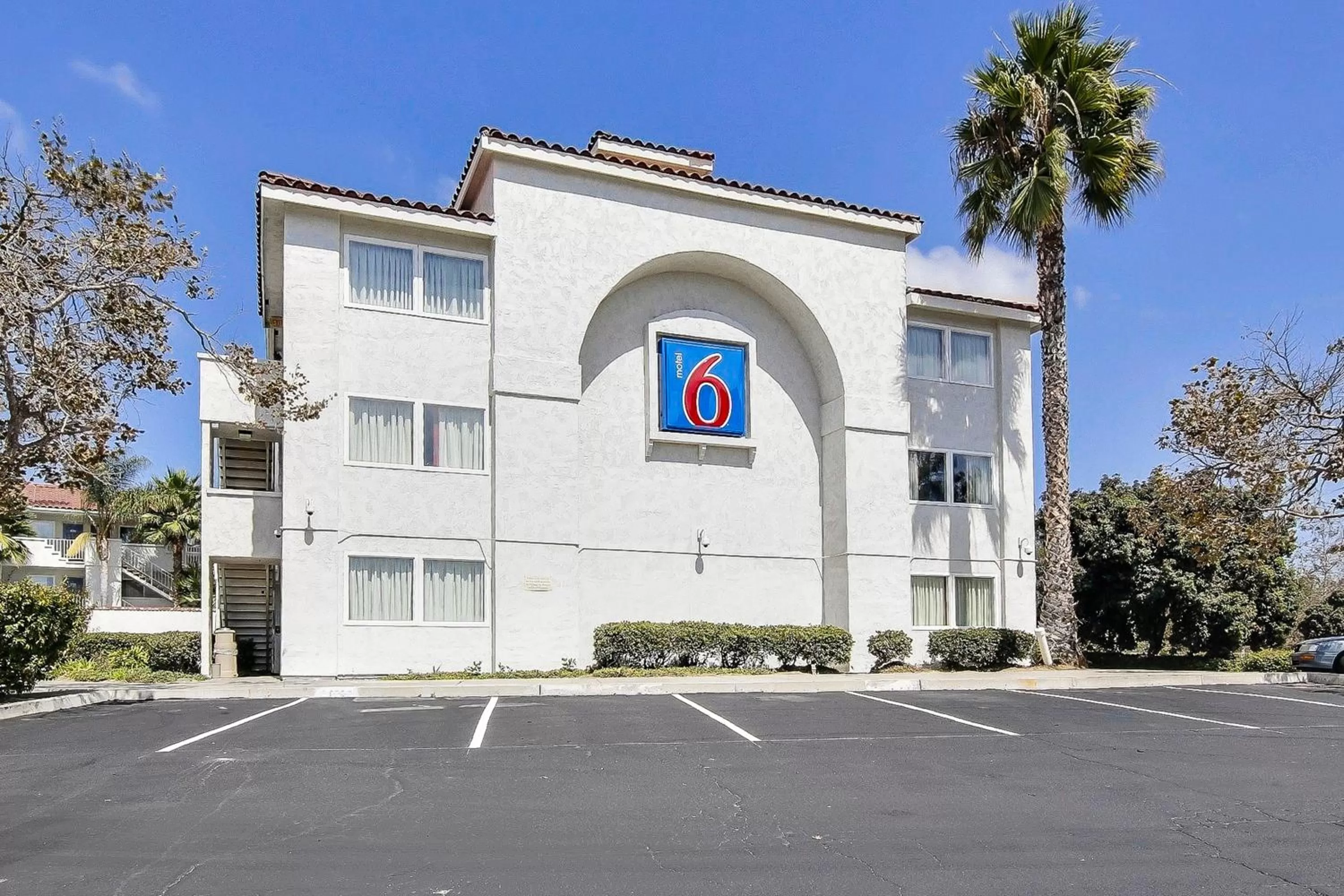 Facade/entrance in Motel 6-Ventura, CA - South