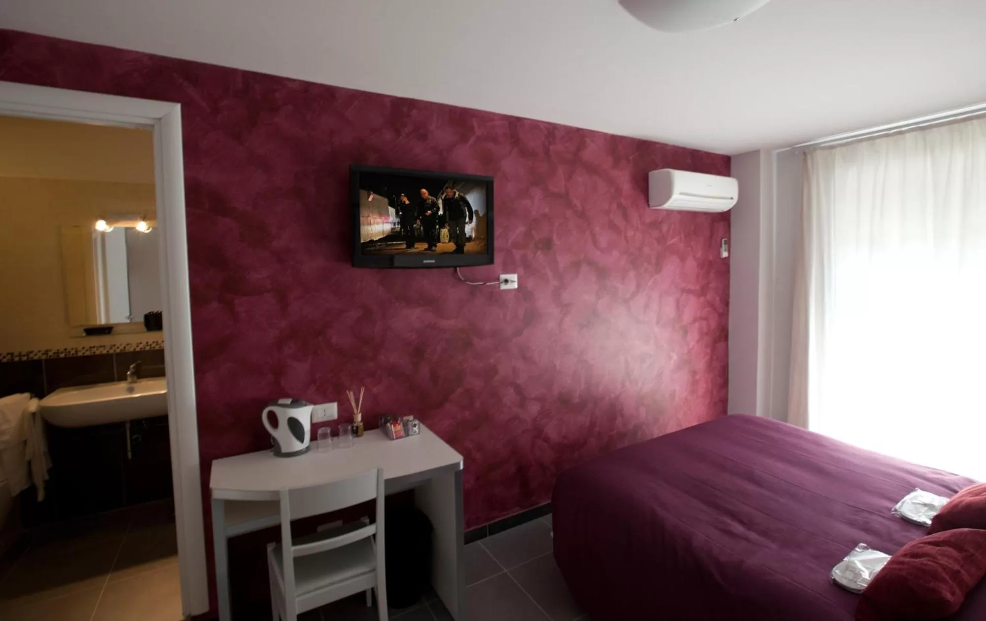 Photo of the whole room, Bed in Heart of Rome Rooms