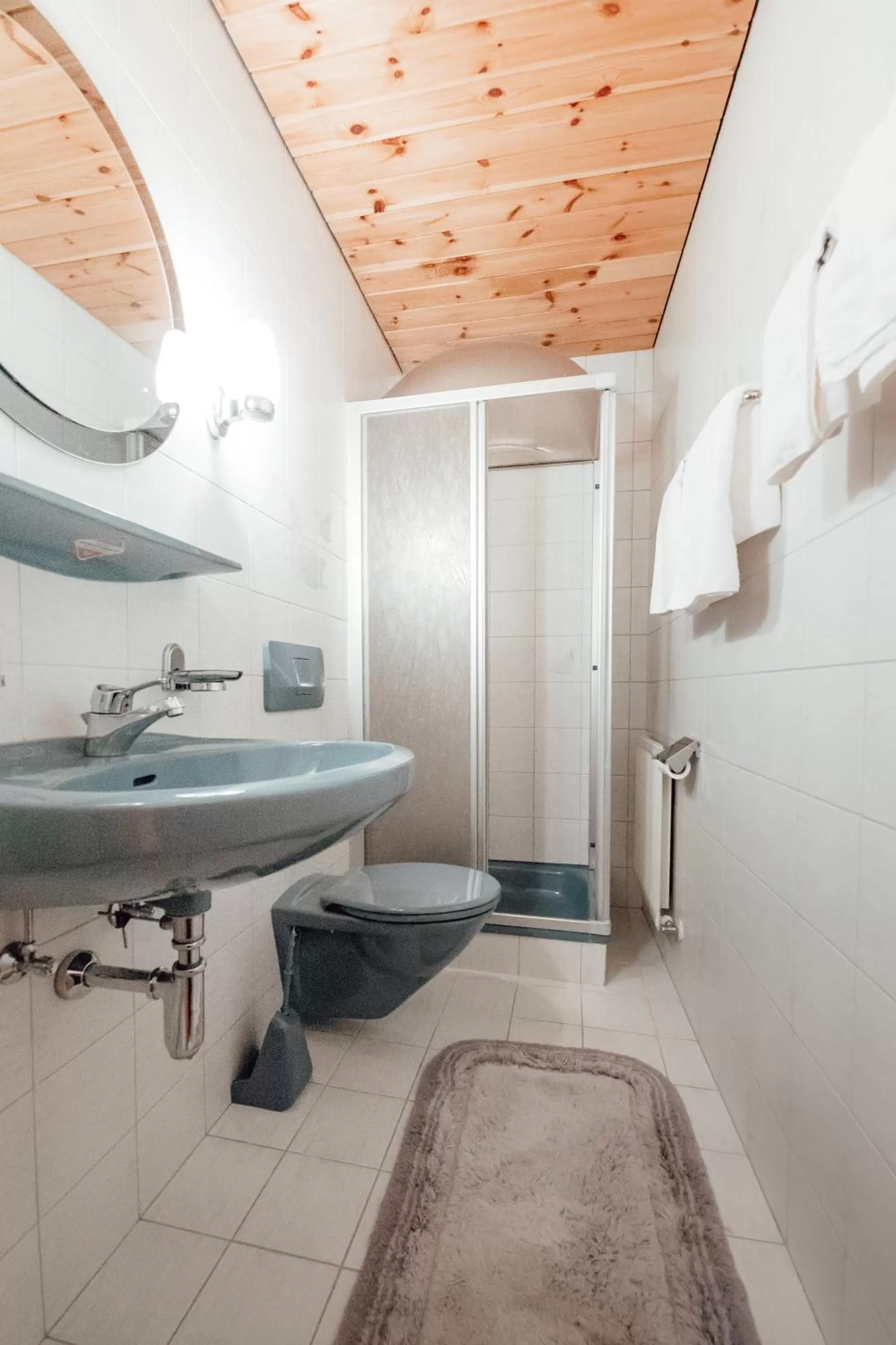 Shower in Zimmer & Ferienwohnungen Dandler