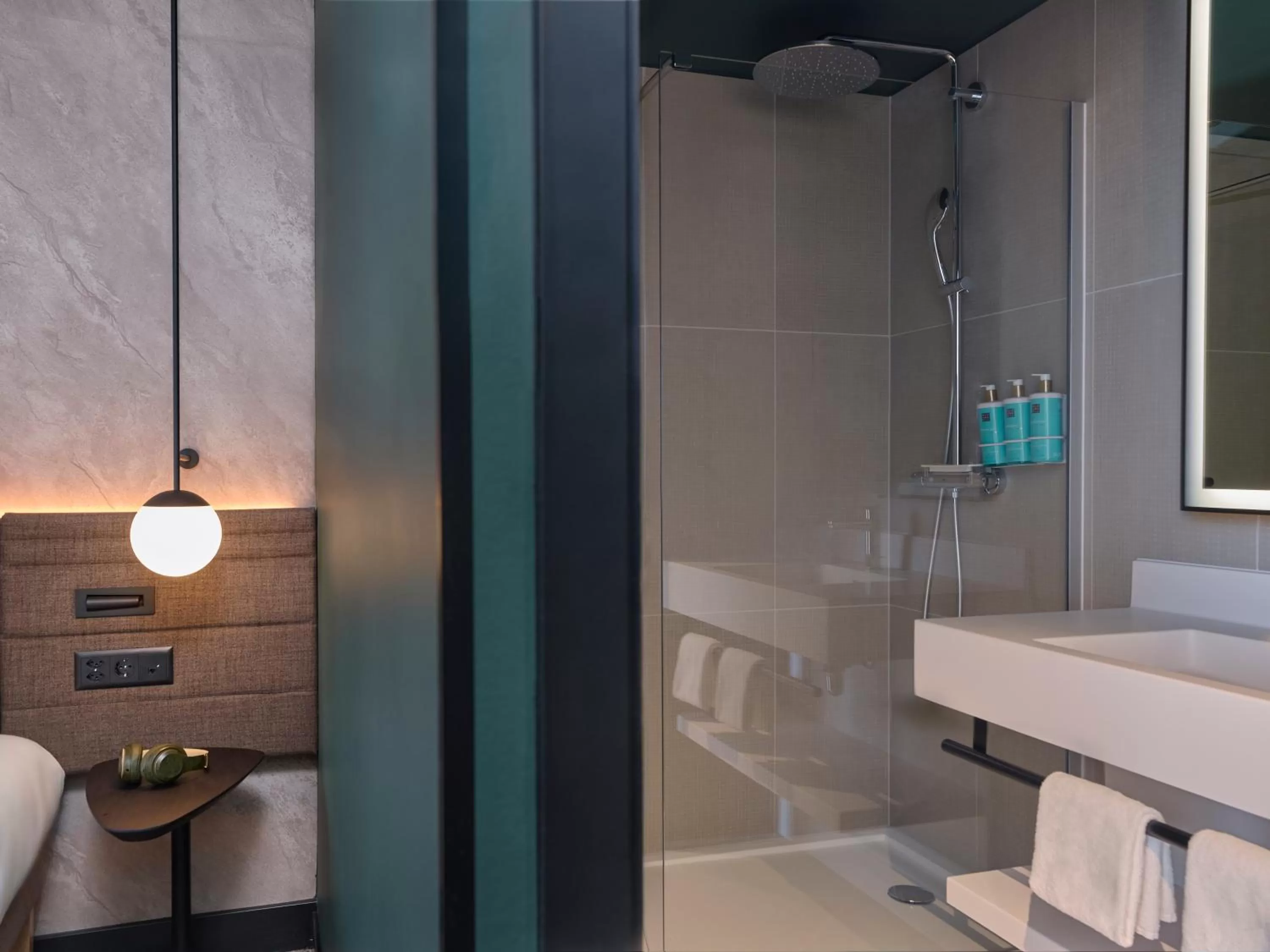 Shower in Novotel Bern Expo