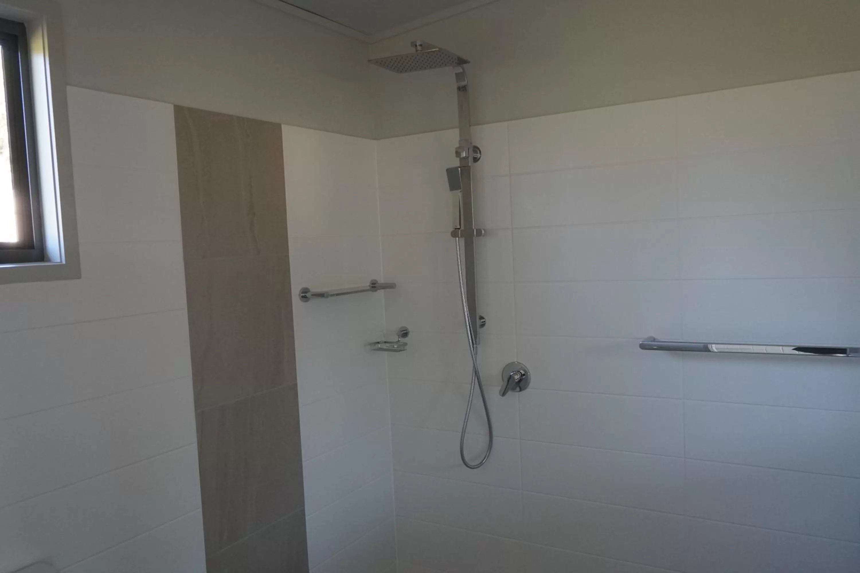 Shower in Narangba Motel (formerly Brisbane North B&B and Winery)