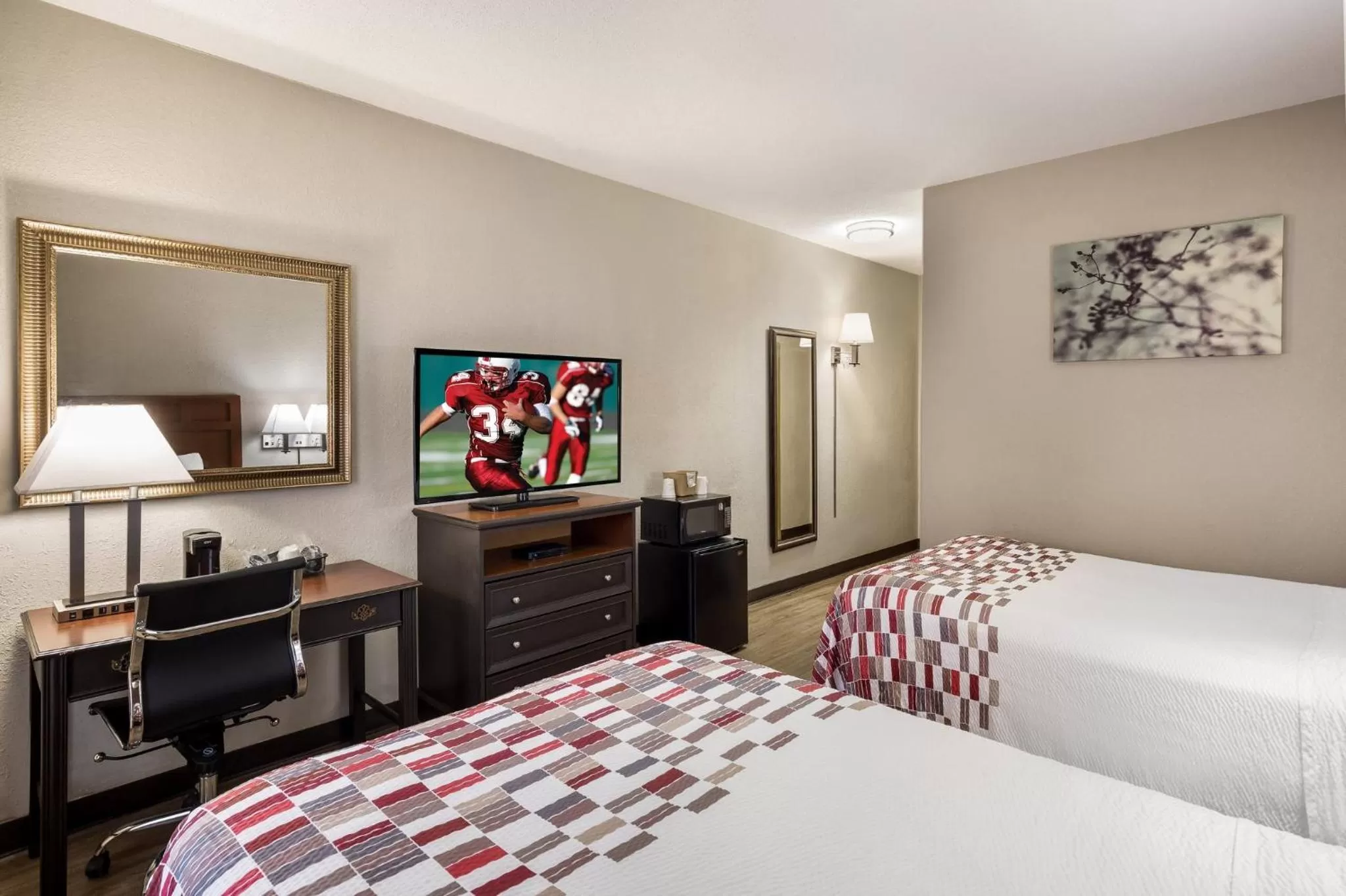 Photo of the whole room, Bed in Red Roof Inn & Suites Bloomsburg - Mifflinville