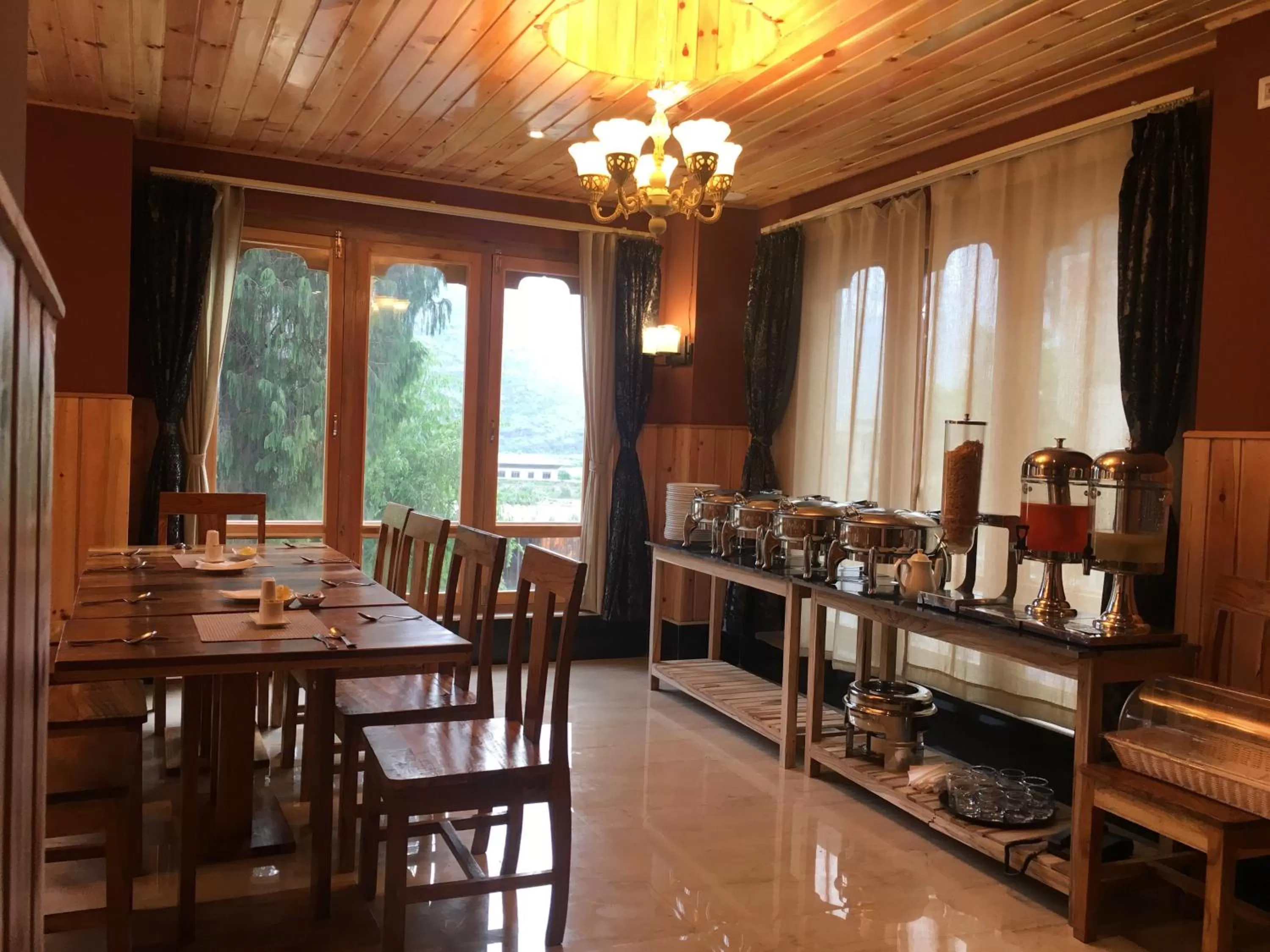 Restaurant/places to eat in Hotel Khamsum